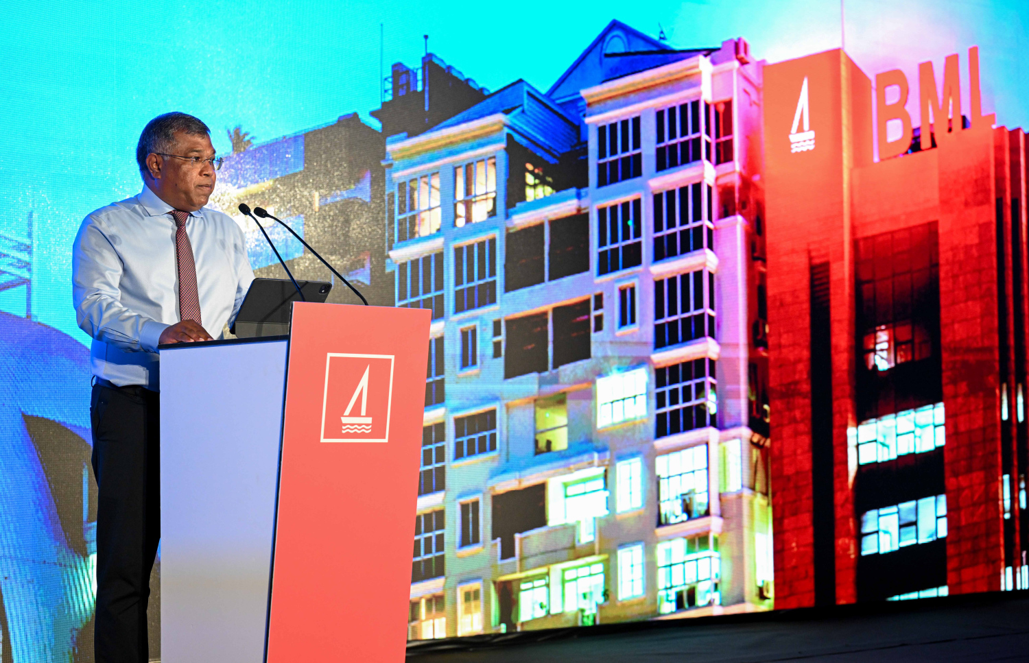 ބީއެމްއެލް އިން ބޭއްވި ރަސްމިއްޔާތުގައި އެ ބޭންކުގެ ސީއީއޯ މުހައްމަދު ޝަރީފް ވާހަކަ ދައްކަވަނީ --- ފޮޓޯ/ރައީސް އޮފީސް