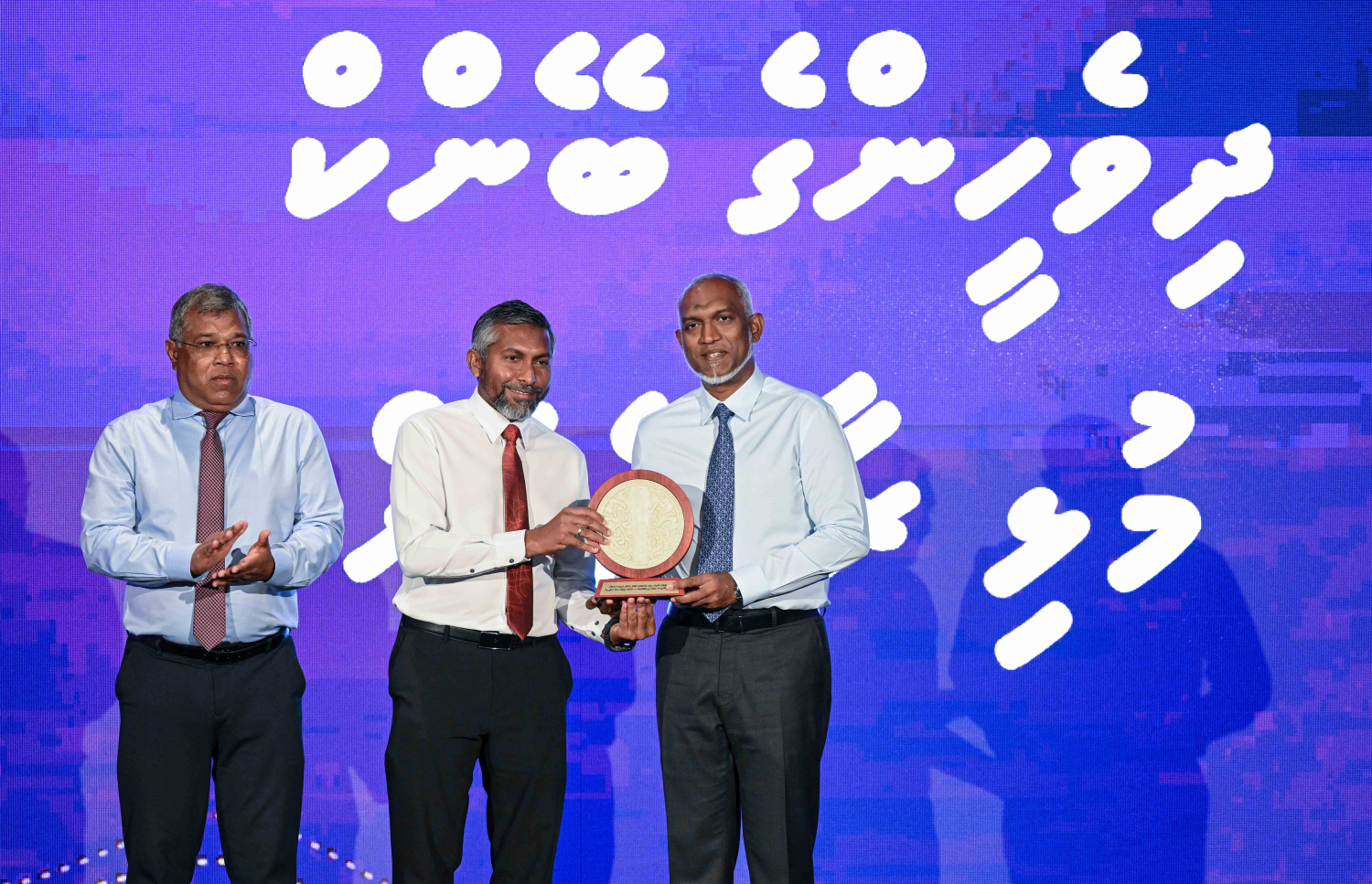 ބީއެމްއެލްއިން އާ ހިދުމަތްތައް ތައާރަފް ކުރަން ބޭއްވި ރަސްމިއްޔާތުގައި، ރާއްޖޭގެ ހުރިހާ ރަށެއްގައި އޭޓީއެމް ބެހެއްޓުން ފާހަގަ ކުރުމުގެ ގޮތުން ބޭންކްގެ ފަރާތުން ރައީސް މުއިއްޒަށް ހަނދާނީ ފިލައެއް ދެއްވަނީ --- ފޮޓޯ/ރައީސް އޮފީސް