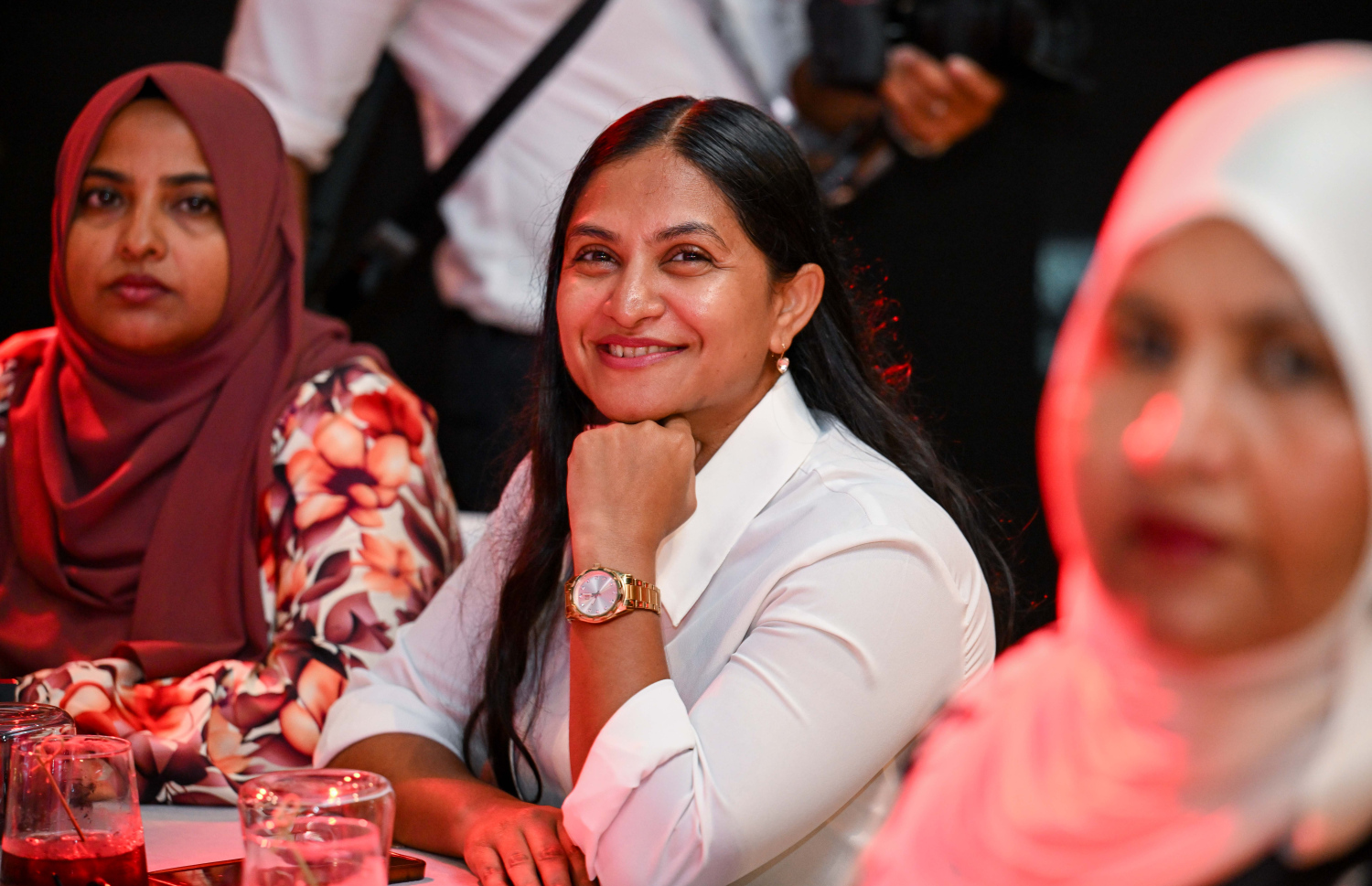 ބީއެމްއެލްގެ ބައެއް ހިދުމަތްތައް ތައާރަފުކުރަން ބާސެލޯ ނަސަންދުރާގައި ބޭއްވި ރަސްމިއްޔާތުގައި އެ ބޭންކުގެ މުވައްޒަފުން ބައިވެރިވަނީ.-- ފޮޓޯ: ރައީސް އޮފީސް