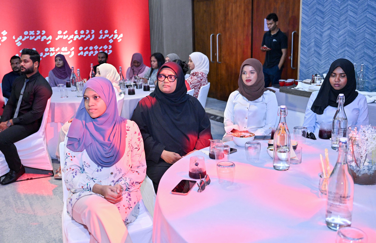 ބީއެމްއެލްގެ ބައެއް ހިދުމަތްތައް ތައާރަފުކުރަން ބާސެލޯ ނަސަންދުރާގައި ބޭއްވި ރަސްމިއްޔާތުގައި އެ ބޭންކުގެ މުވައްޒަފުން ބައިވެރިވަނީ.-- ފޮޓޯ: ރައީސް އޮފީސް