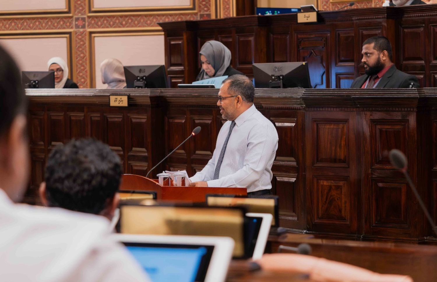 ފިނޭންސް މިނިސްޓަރު ޒަމީރު ރައްޔިތުންގެ މަޖިލިހުގެ މިއަދުގެ ޖަލްސާ އަށް އަންނަ އަހަރުގެ ބަޖެޓު ހުށަހަޅުއްވަނީ.---ފޮޓޯ: މަޖިލިސް