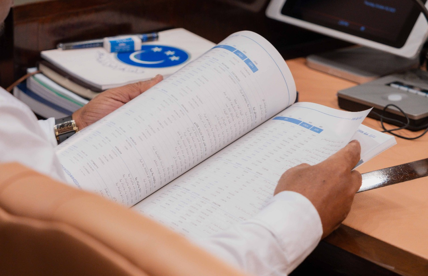 ދައުލަތުގެ އަންނަ އަހަރުގެ ބަޖެޓް ފޮތް.---ފޮޓޯ: ރައްޔިތުންގެ މަޖިލިސް