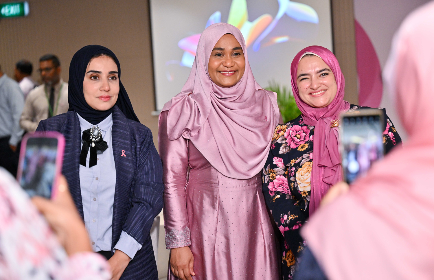 އުރަމަތީގެ ކެންސަރު ފަރުވާއާ ގުޅޭގޮތުން ބޭއްވި ސެޝަންގައި ބައިވެރިވި ރާއްޖެ އިން ބޭރުގެ ބައެއް މަންދޫބުންނާ އެކު، ފަސްޓް ލޭޑީ ސާޖިދާ ފޮޓޯއަކަށް ހުއްޓިވަޑައިގެން.---ފޮޓޯ: ރައީސް އޮފީސް