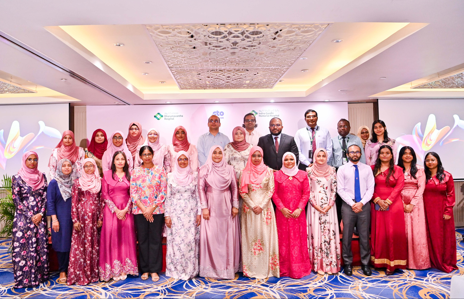 އުރަމަތީގެ ކެންސަރު ފަރުވާއާ ގުޅޭގޮތުން ބޭއްވި ސެޝަންގައި ބައިވެރިވި ބައެއް މަންދޫބުންނާ އެކު، ފަސްޓް ލޭޑީ ސާޖިދާ ފޮޓޯއަކަށް ހުއްޓިވަޑައިގެން.---ފޮޓޯ: ރައީސް އޮފީސް