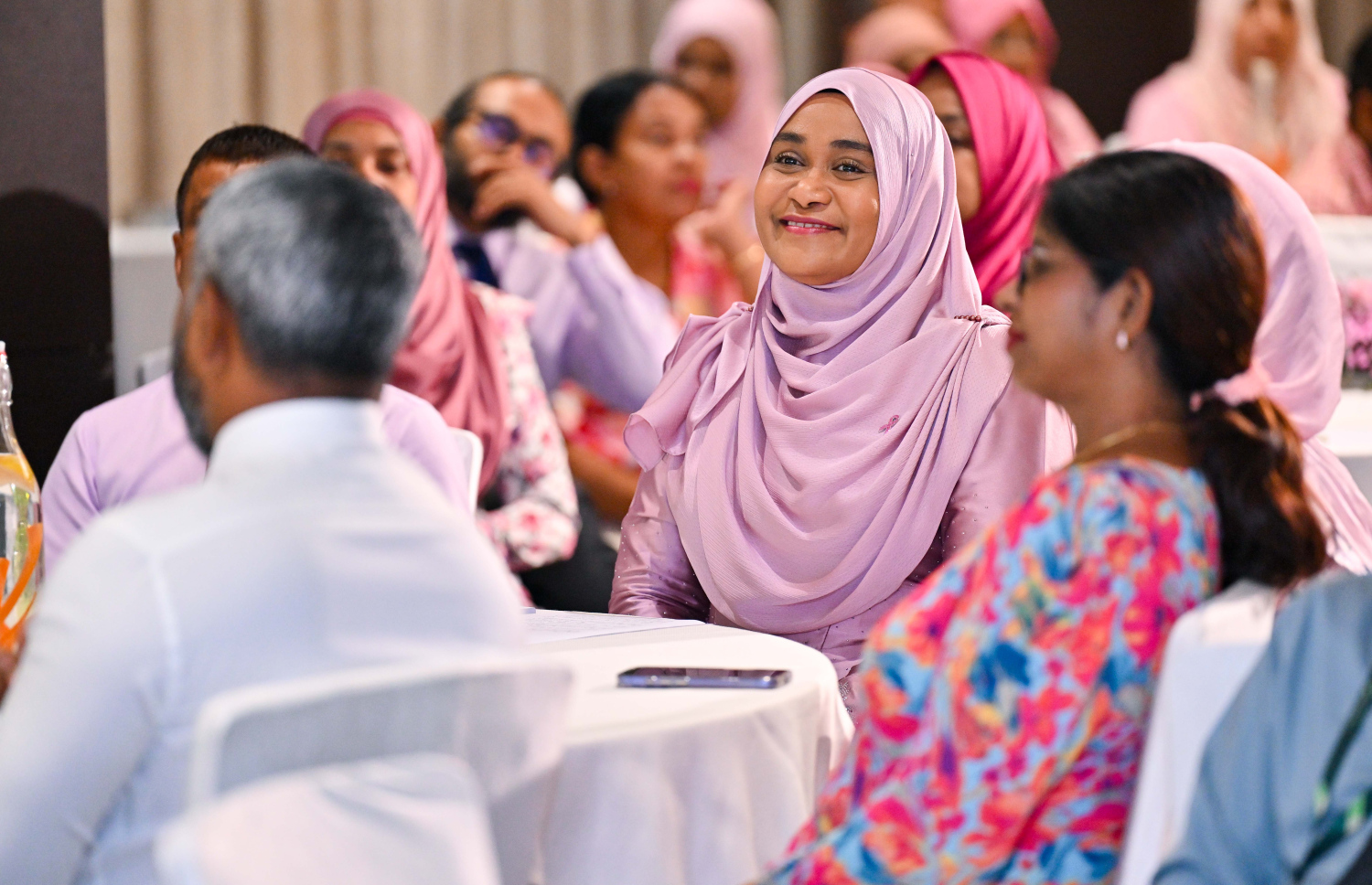 "ބްރެސްޓް ކެންސަ އެވެއާނަސް ސިމްޕޯސިއަމް" ހުޅުވުމުގެ ގޮތުން ހޮޓަލް ޖެންގައި ބޭއްވި ރަސްމިއްޔާތުގައި ފަސްޓް ލޭޑީ ސާޖިދާ މުހައްމަދު ބައިވެރިވެވަޑައިގަންނަވަނީ.--- ފޮޓޯ: ރައީސް އޮފީސް