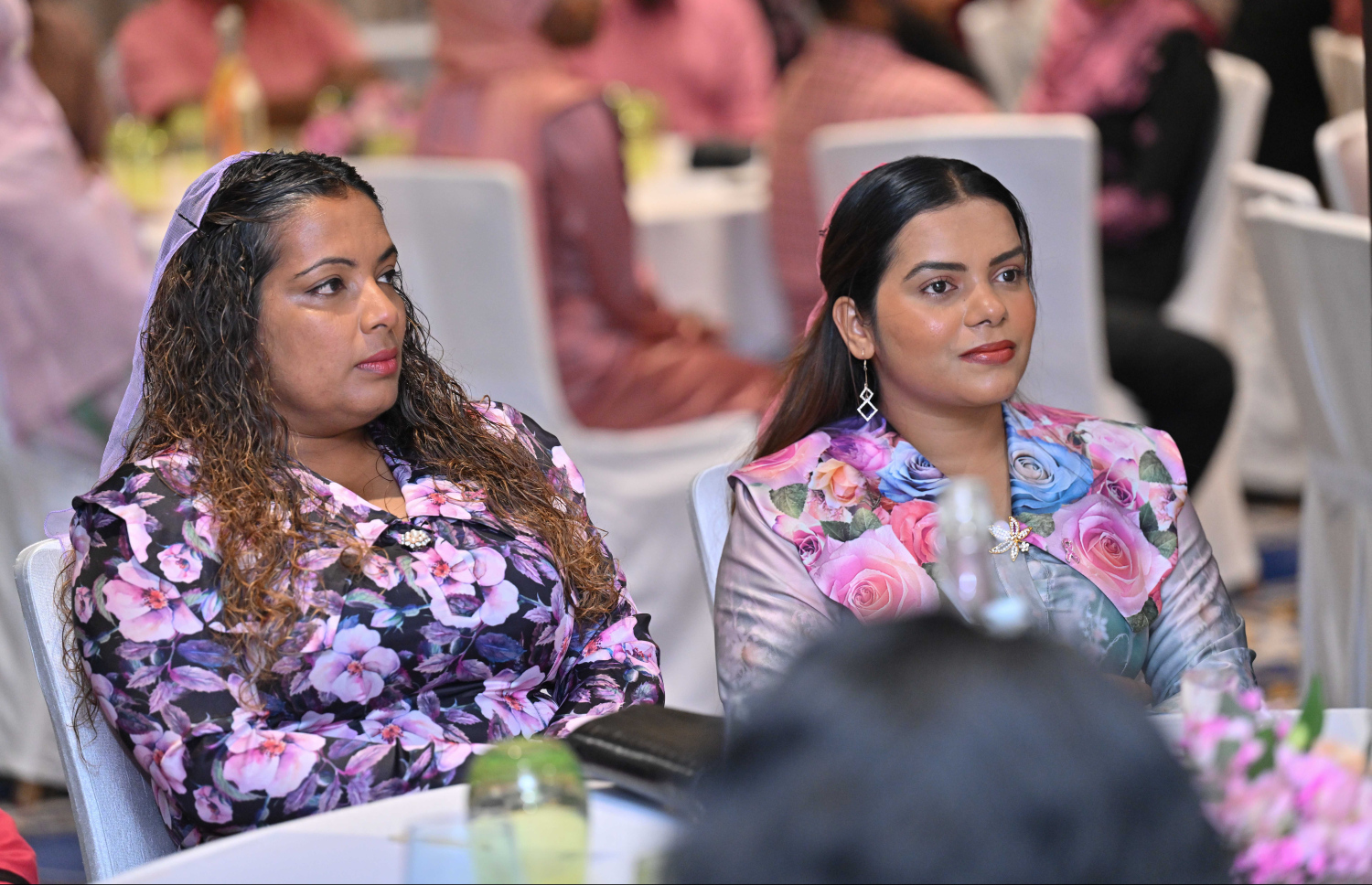 "ބްރެސްޓް ކެންސަ އެވެއާނަސް ސިމްޕޯސިއަމް" ހުޅުވުމުގެ ގޮތުން ހޮޓަލް ޖެންގައި ބޭއްވި ރަސްމިއްޔާތަށް ވަޑައިގެންނެވި ބައެއް ބޭފުޅުން.---ފޮޓޯ: ރައީސް އޮފީސް