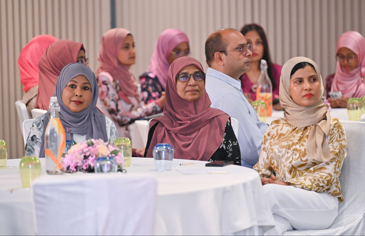 "ބްރެސްޓް ކެންސަ އެވެއާނަސް ސިމްޕޯސިއަމް" ހުޅުވުމުގެ ރަސްމިއްޔާތުގައި އެޗްޕީއޭގެ ޑިރެކްޓަ ޖެނެރަލް މައިމޫނާ އަބޫބަކުރާ ކުރީގެ އެގްރިކަލްޗަ އެންޑް އެނިމަލް ވެލްފެއާ މިނިސްޓަރު އަދި މިހާރު އެޗްއާރުސީއެމްގެ މިހާރުގެ މެމްބަރު އައިޝަތު ރަމީލާ ބައިވެރިވެވަޑައިގަންނަވަނީ.--- ފޮޓޯ: ރައީސް އޮފީސް