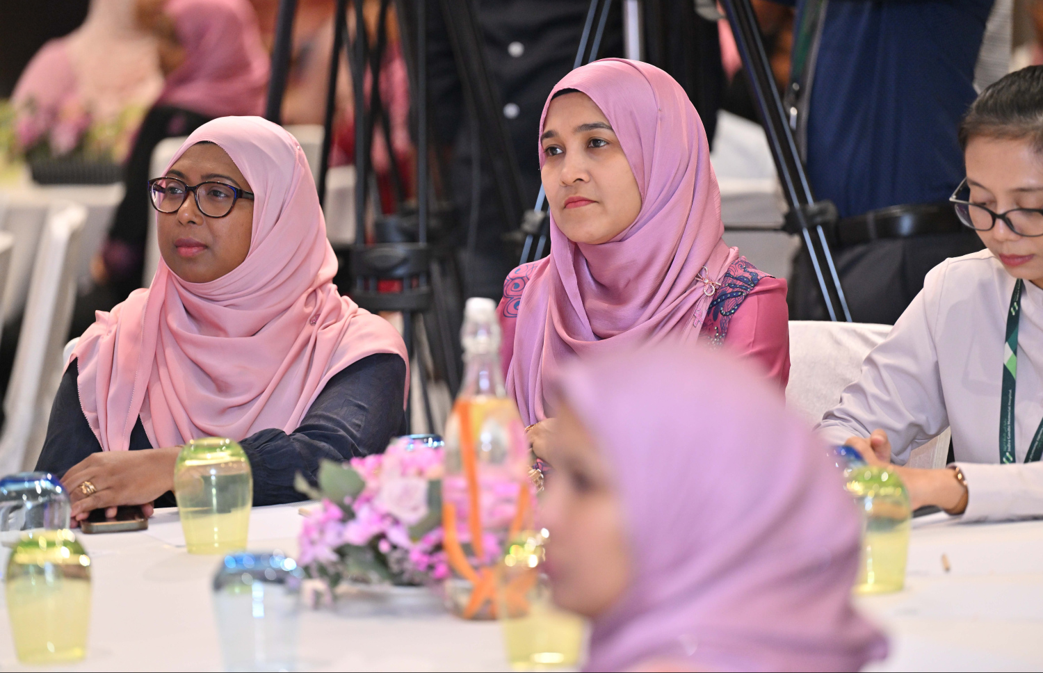 "ބްރެސްޓް ކެންސަ އެވެއާނަސް ސިމްޕޯސިއަމް" ހުޅުވުމުގެ ގޮތުން ހޮޓަލް ޖެންގައި ބޭއްވި ރަސްމިއްޔާތަށް ވަޑައިގެންނެވި ބައެއް ބޭފުޅުން.---ފޮޓޯ: ރައީސް އޮފީސް