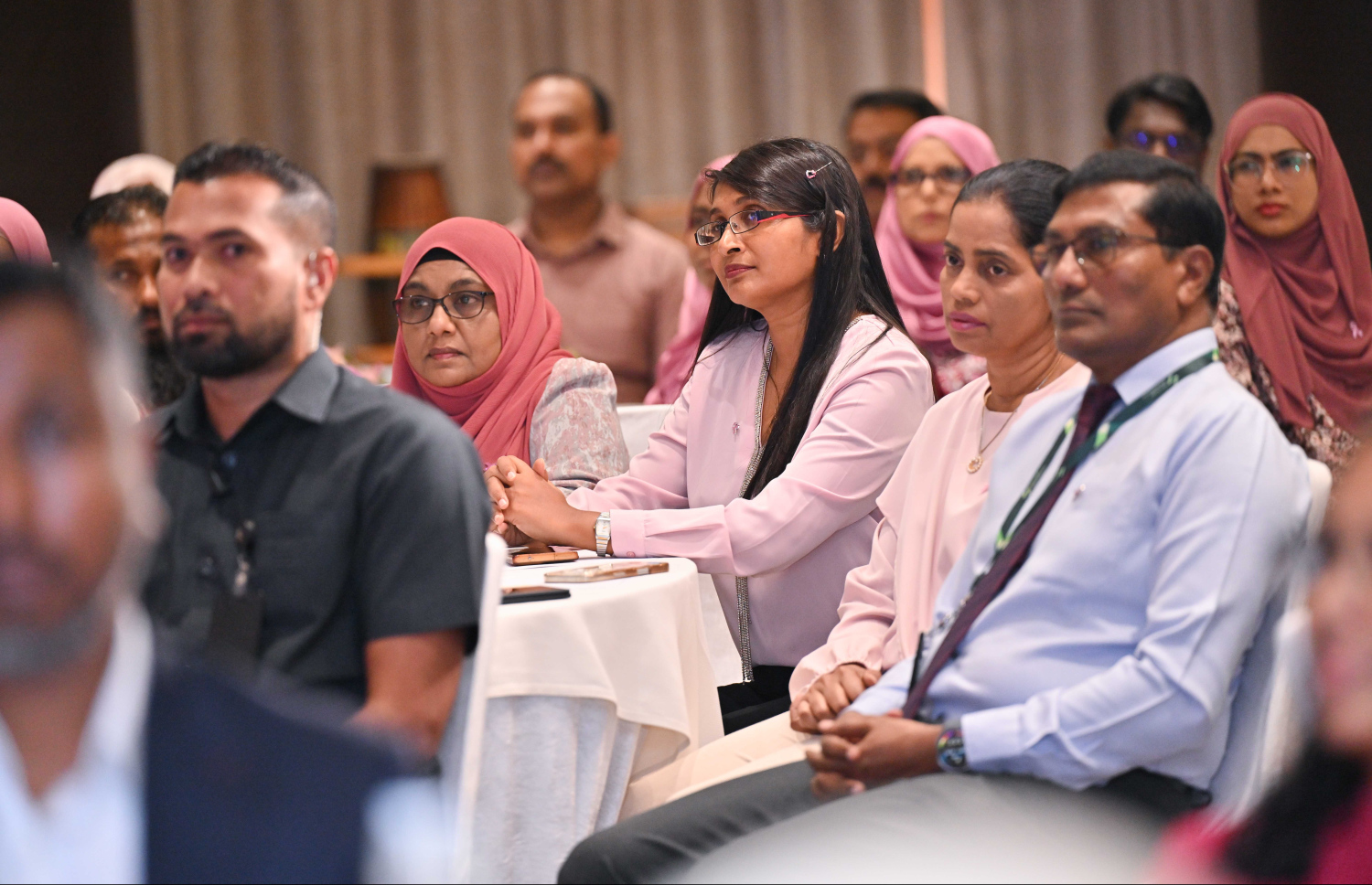 "ބްރެސްޓް ކެންސަ އެވެއާނަސް ސިމްޕޯސިއަމް" ހުޅުވުމުގެ ގޮތުން ހޮޓަލް ޖެންގައި ބޭއްވި ރަސްމިއްޔާތަށް ވަޑައިގެންނެވި ބައެއް ބޭފުޅުން.---ފޮޓޯ: ރައީސް އޮފީސް