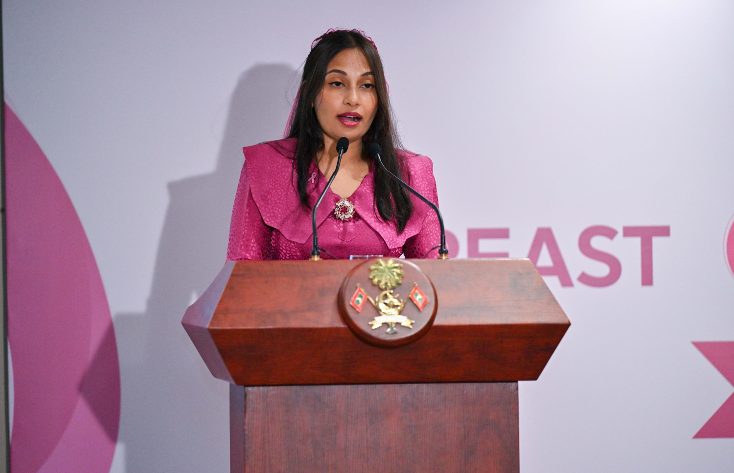 "ބްރެސްޓް ކެންސަ އެވެއާނަސް ސިމްޕޯސިއަމް" ހުޅުވުމުގެ ރަސްމިއްޔާތު ކެންސާ އެސޯޝިއޭޝަންގެ ބޭފުޅަކު ވާހަކަ ދައްކަވަނީ.--- ފޮޓޯ: ރައީސް އޮފީސް