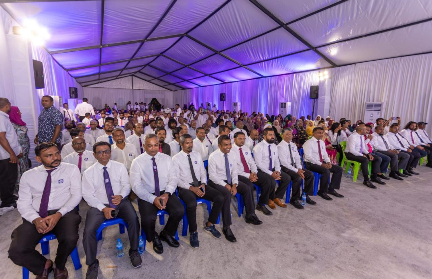 ޕީއެންއެފް އުފެއްދުމަށް އާޓިފިޝަލް ބީޗުގައި ރޭ ބޭއްވި އެ ޕާޓީގެ ފުރަތަމަ ކޮންގްރެސް އަށް ދިޔަ ބައެއް މެމްބަރުން.--ފޮޓޯ: ޕީއެންއެފް