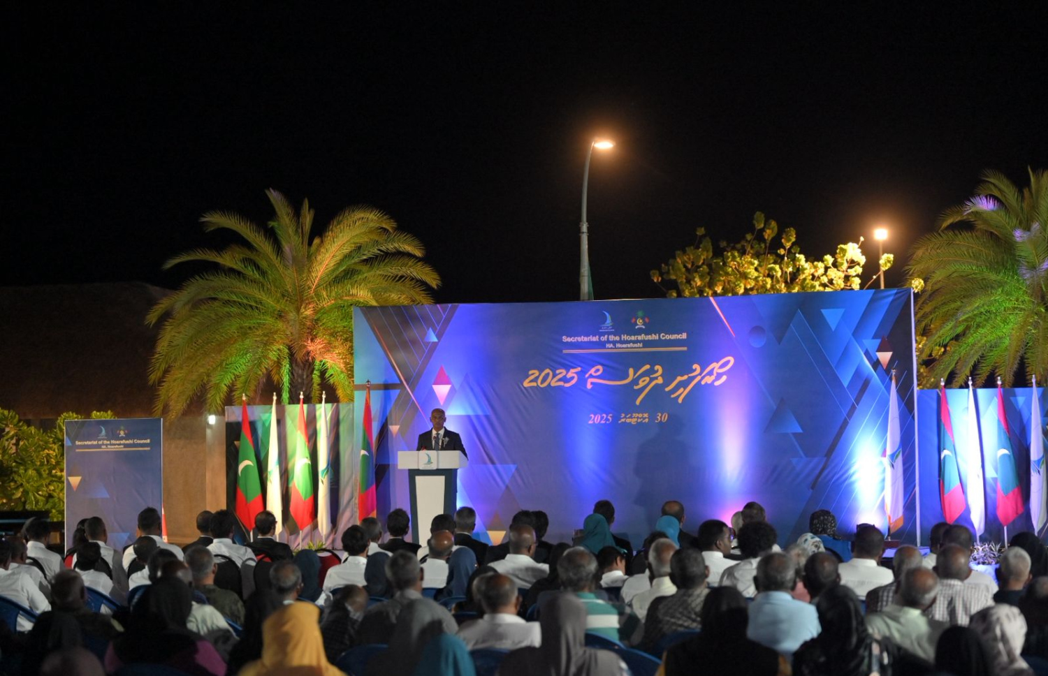 ރޭގެ ހަފުލާގައި ކުރީގެ ރައީސް އިބޫ ވާހަކަފުޅު ދައްކަވަނީ.---ފޮޓޯ: އެމްޑީޕީ