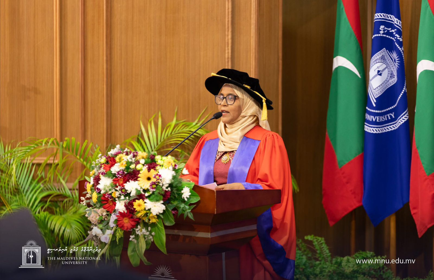 ދިވެހި ބަހުގެ ފުރަތަމަ ޕީއެޗްޑީ ހެއްދެވި ޑރ. އާމިނަތު ޒާހިރު އިއްޔެ ބޭއްވި ދަސްވެނިވުމުގައި. ވާހަކަ ދައްކަވަނީ-- ފޮޓޯ: އެމްއެންޔޫ