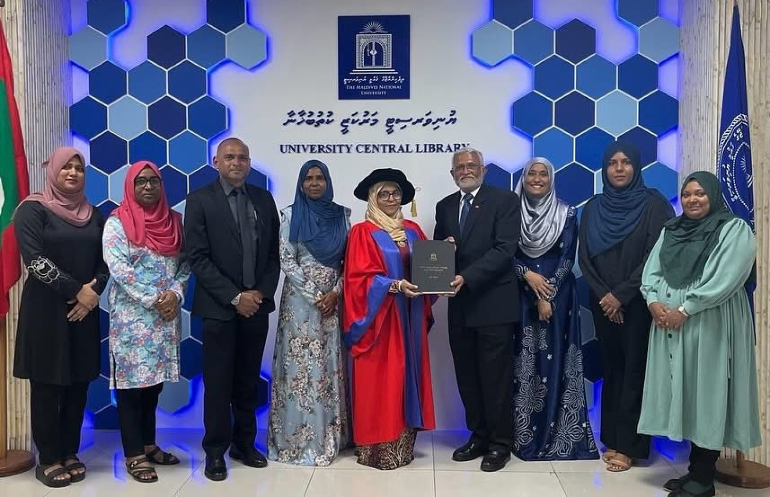 ދިވެހި ބަހުގެ ފުރަތަމަ ޕީއެޗްޑީ ހެއްދެވި ޑރ. އާމިނަތު ޒާހިރު، އޭނާގެ ތީސިސް އެމްއެންޔޫގެ ލައިބްރަރީއާ ހަވާލުކުރައްވަނީ.-- ފޮޓޯ: އެމްއެންޔޫ