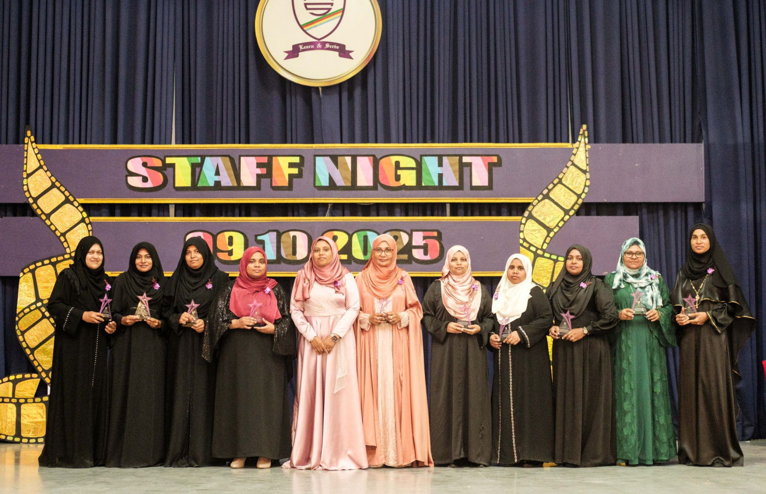 ހިތަދޫ ސްކޫލްގެ މި އަހަރުގެ ސްޓާފް ނައިޓްގައި އާސިޔަތާއި އެހެން ބައެއް ޓީޗަރުން ގުރޫޕް ފޮޓޯއެއް ނަންގަވަނީ.