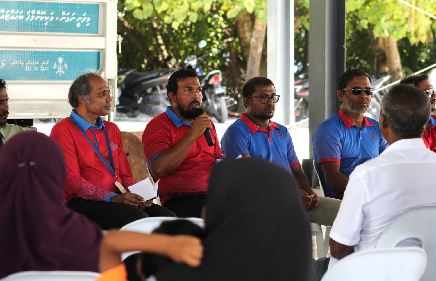 ރަށުގެ ރައްޔިތުންގެ ބައްދަލުވުމެއްގައި ކައުންސިލުގެ ރައީސް އަހްމަދު މޫސާ (ކ) އާ އެކު ރަޝީދު (ވ) --- ފޮޓޯ: ދިޔަމިގިލީ ކައުންސިލް