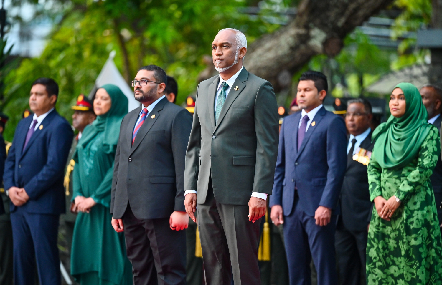 ނޮވެމްބަރު 3ގެ ހަނދާނީ ބިނާގައި ދިދަ އާއި ގާޑް މައުންޓްކުރުމަށް ބޭއްވި ރަސްމިއްޔާތުގައި ރައީސް އަދި ސިފައިންގެ އެންމެ މަތީވެރިޔާ ޑރ. މުހައްމަދު މުއިއްޒު ބައިވެރިވެވަޑައިގަންނަވަނީ.--- ފޮޓޯ: ފަޔާޒު މޫސާ | މިހާރު