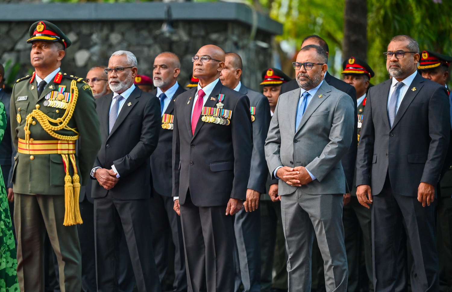 ނޮވެމްބަރު 3 ގެ ހަނދާނީ ބިނާގައި ދިދަ އާއި ގާޑް މައުންޓްކުރުމަށް ބޭއްވި ރަސްމިއްޔާތުގައި ރައްޔިތުންގެ މަޖިލިހުގެ ރައީސް އަބްދުއްރަހީމް އަބްދުﷲ އާއި ކުރީގެ ޑިފެންސް މިނިސްޓަރު މޫސާ އަލީ ޖަލީލް އަދި ބައެއް މިނިސްޓަރުން ބައިވެރިވެވަޑައިގަންނަވަނީ.---ފޮޓޯ: ފަޔާޒު މޫސާ| މިހާރު