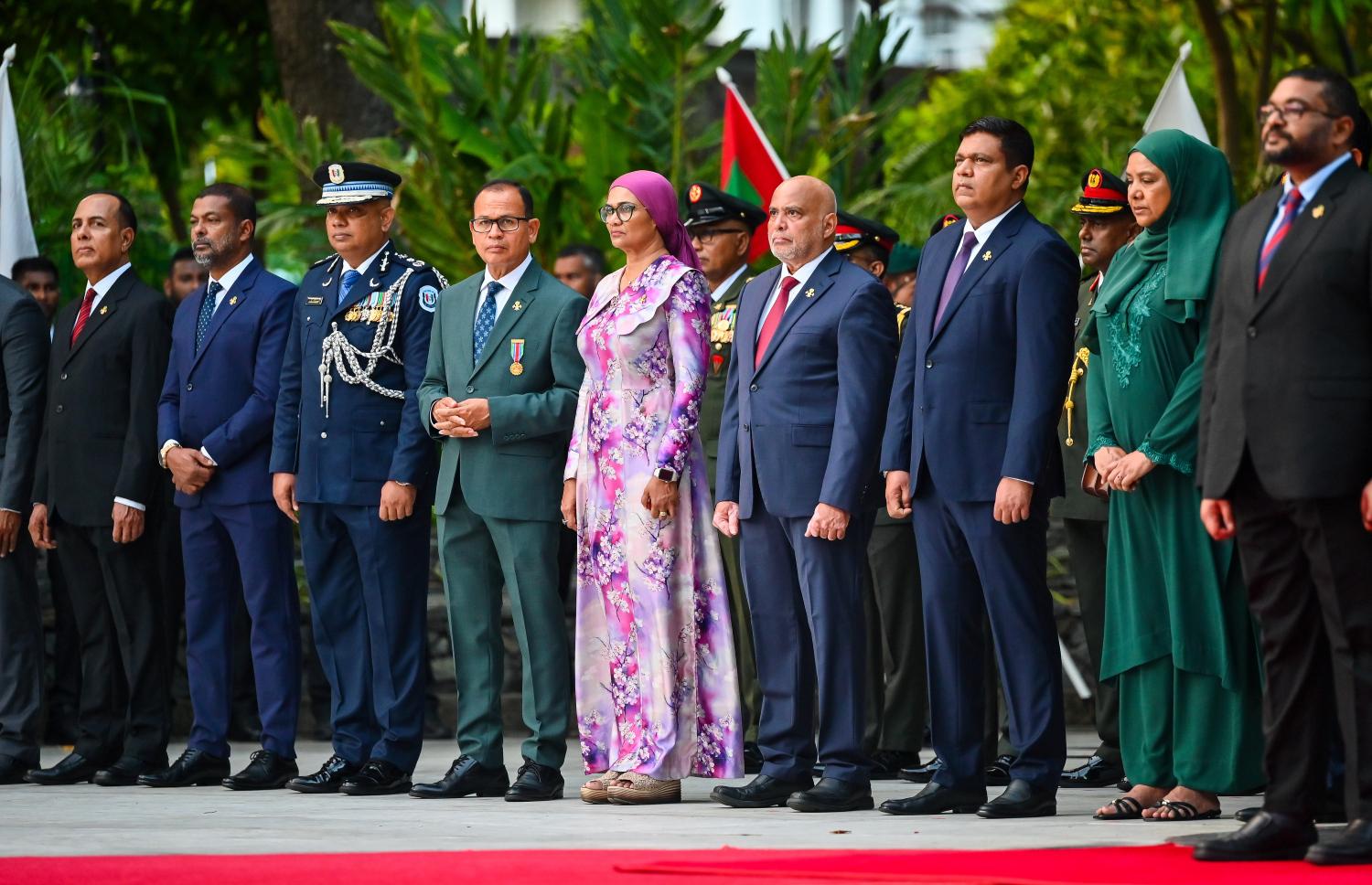 ނޮވެމްބަރު 3 ގެ ހަނދާނީ ބިނާގައި ދިދަ އާއި ގާޑް މައުންޓް ކުރުމަށް ބޭއްވި ރަސްމިއްޔާތުގައި ސަރުކާރުގެ ބައެއް މިނިސްޓަރުން ބައިވެރިވެވަޑައިގަންނަވަނީ.--- ފޮޓޯ: ފަޔާޒު މޫސާ | މިހާރު