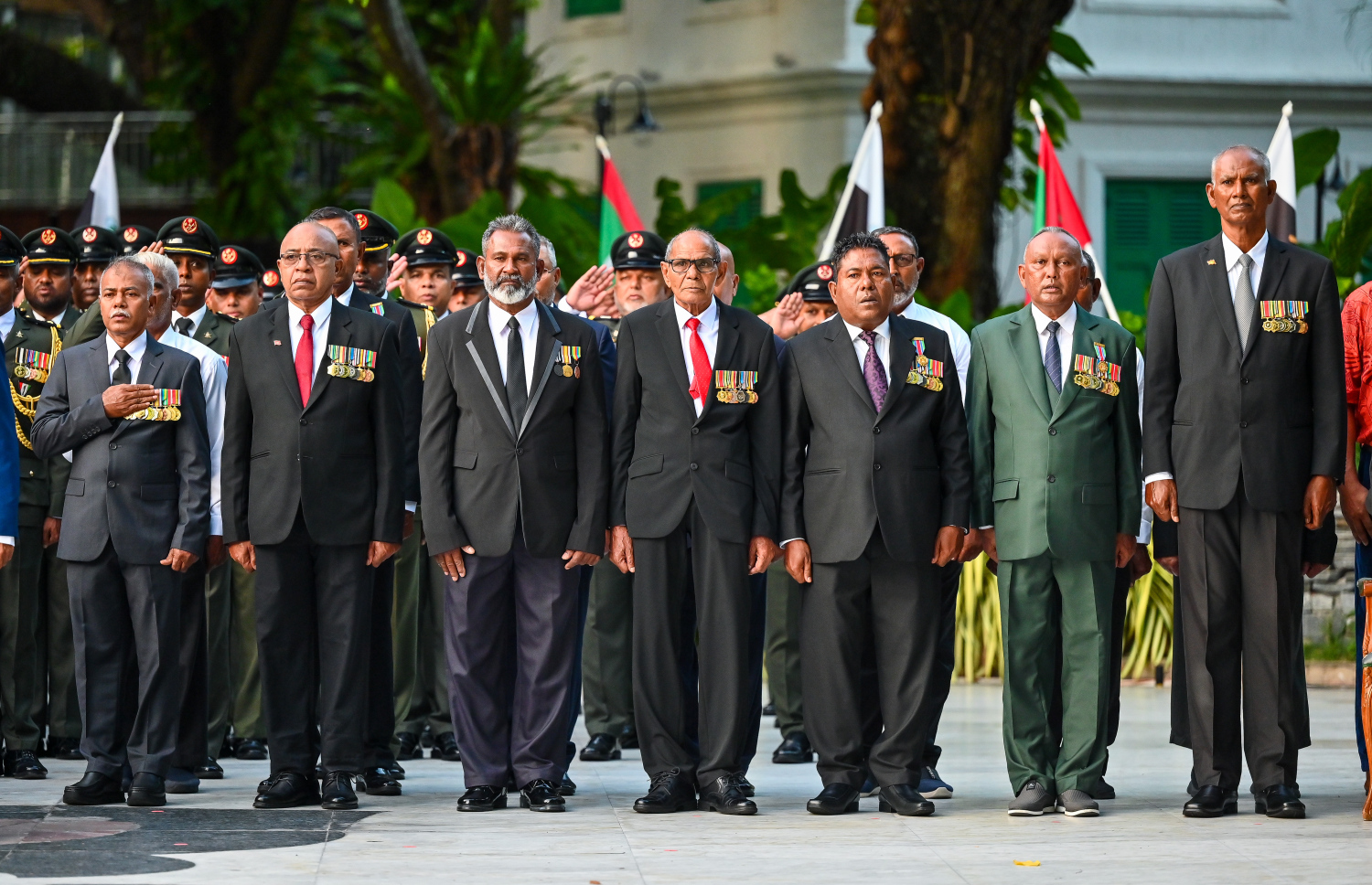 ސިފައިންގެ ހިދުމަތުން ޝަރަފުވެރިކަމާ އެކު، ރިޓަޔާ ކުރައްވާފައިވާ ބައެއް ބޭފުޅުން، ނަސްރުގެ ދުވަހުގެ ހަނދާނީ ބިނާގައި ދިދަ އާއި ގާޑް މައުންޓް ކުރުމަށް ބޭއްވި ރަސްމިއްޔާތުގައި ބައިވެރިވެވަޑައިގަންނަވަނީ.--- ފޮޓޯ: ފަޔާޒު މޫސާ | މިހާރު