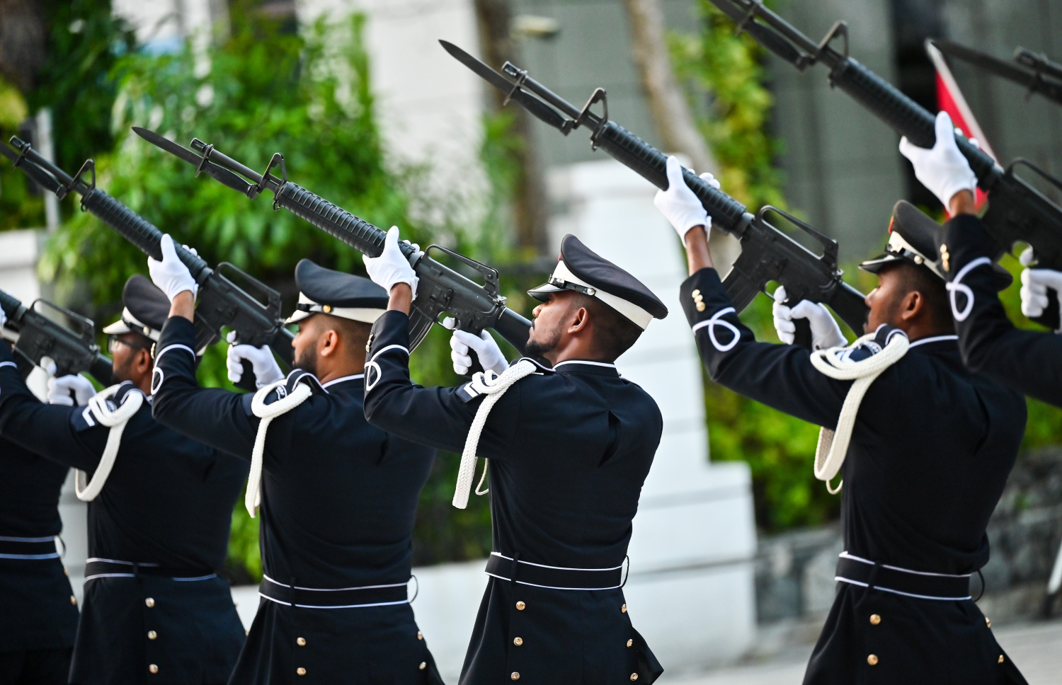 ނަސްރުގެ ދުވަހުގެ ހަނދާނީ ބިނާގައި ދިދަ އާއި ގާޑް މައުންޓް ކުރުމަށް ބޭއްވި ރަސްމިއްޔާތުގައި ހަނދާނީ ބިނާގައި ސިފައިން ދިދަ ޖެހުމަށް ފަހު، ހަތް ބަޑީގެ ސަލާން ދެނީ.--- ފޮޓޯ: ފަޔާޒު މޫސާ | މިހާރު