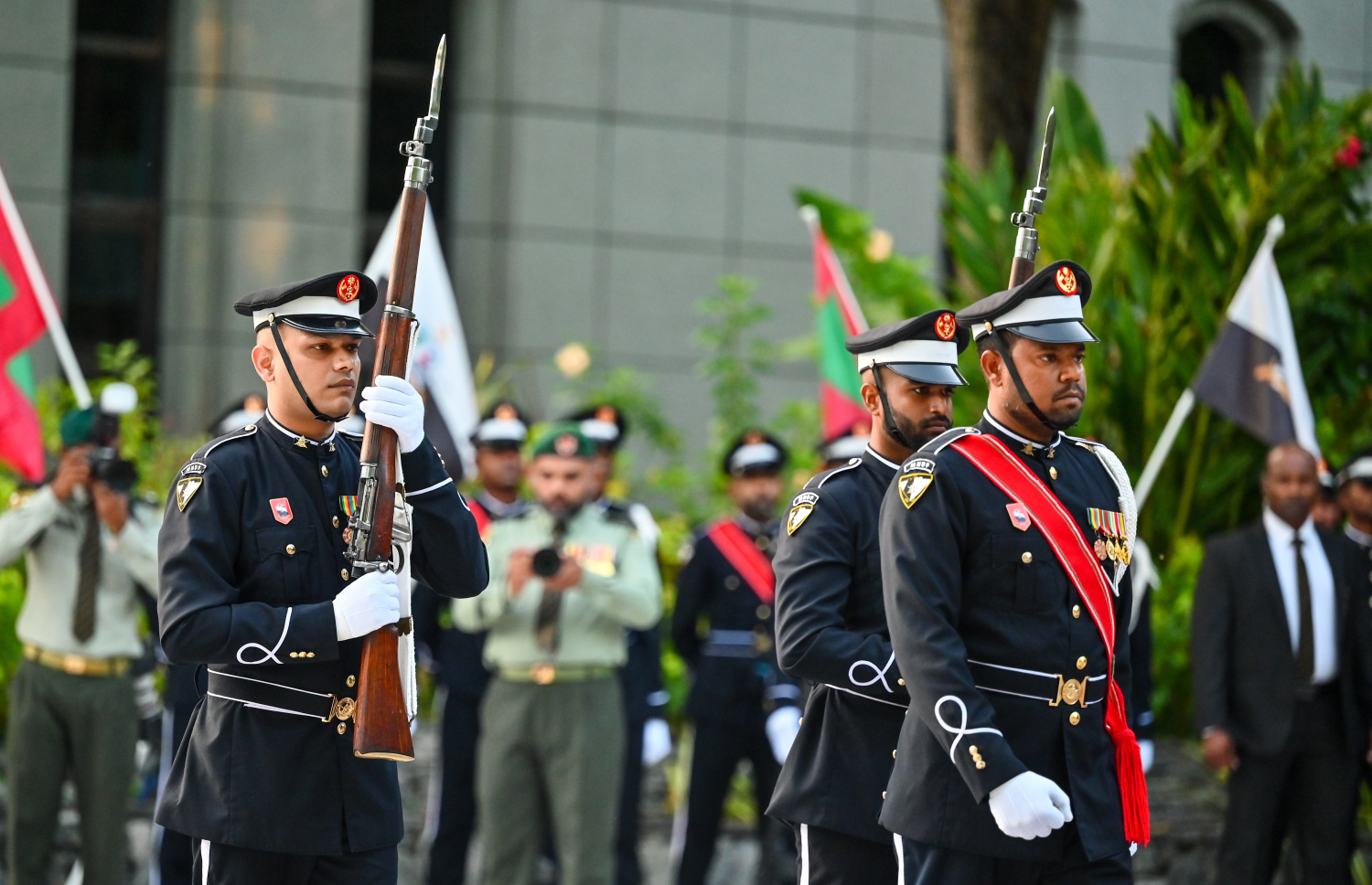ނަސްރުގެ ދުވަހުގެ ހަނދާނީ ބިނާގައި ދިދަ އާއި ގާޑް މައުންޓް ކުރުމަށް ބޭއްވި ރަސްމިއްޔާުގައި ސިފައިން ގާޑް މައުންޓް ކުރަން ދަނީ.--- ފޮޓޯ: ފަޔާޒު މޫސާ | މިހާރު