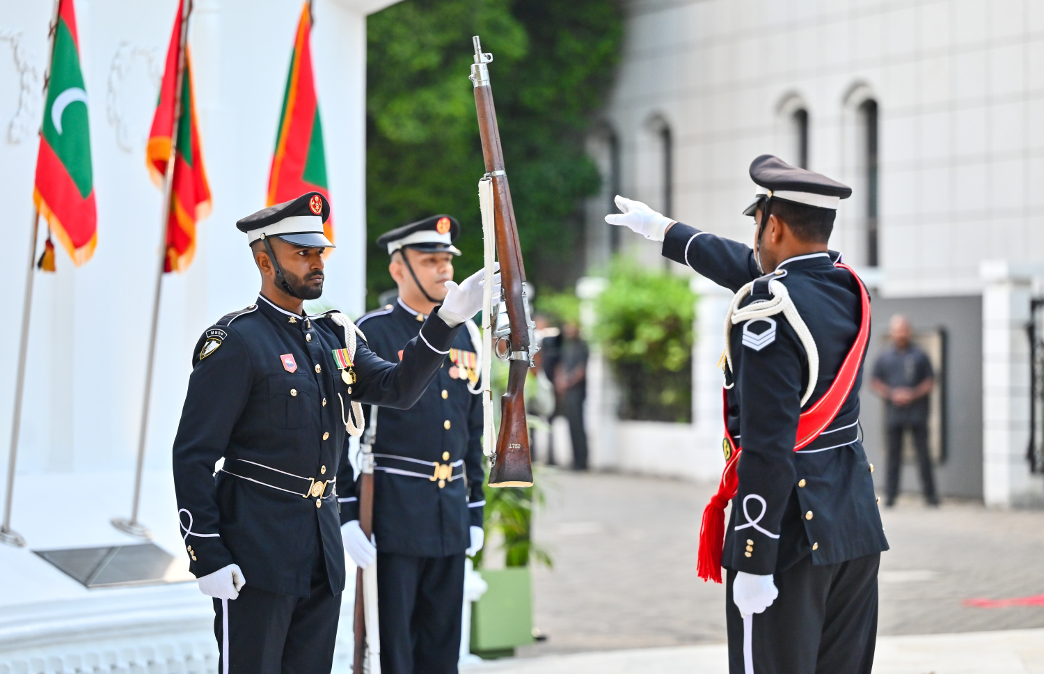ނަސްރު ދުވަހުގެ ހަނދާނީ ބިނާގައި ދިދަ އާއި ގާޑް މައުންޓް ކުރުމަށް ބޭއްވި ރަސްމިއްޔާތުގައި ސިފައިން ގާޑް މައުންޓް ކުރަނީ.--- ފޮޓޯ: ފަޔާޒު މޫސާ | މިހާރު