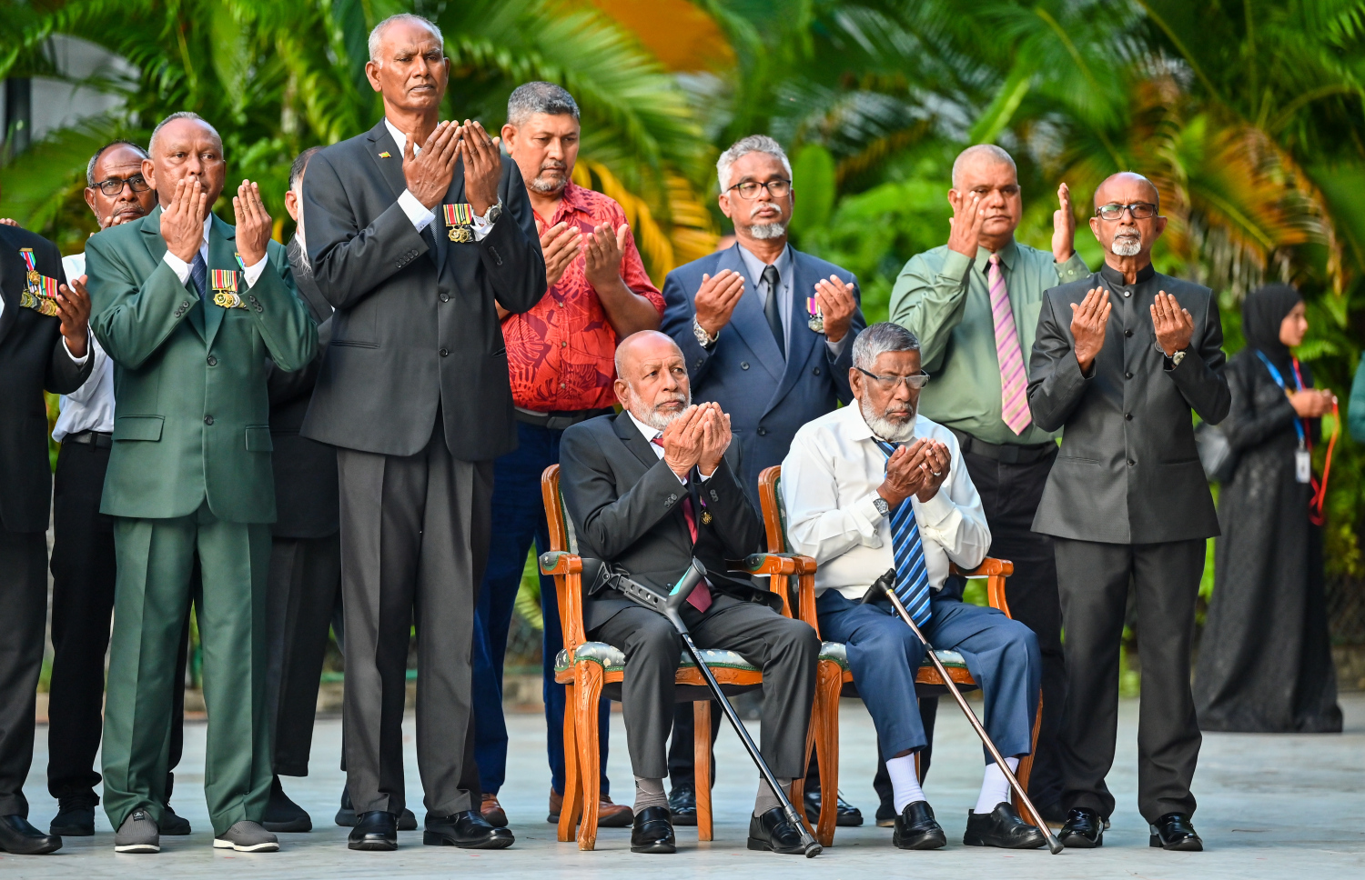 ސިފައިންގެ ހިދުމަތުން ޝަރަފުވެރިކަމާ އެކު، ރިޓަޔާ ކުރައްވާފައިވާ ބައެއް ބޭފުޅުން މިއަދު ހެނދުނު ހަނދާނީ ބިނާގައި ދިދަ އާއި ގާޑް މައުންޓް ކުރުމަށް ބޭއްވި ރަސްމިއްޔާތުގައި ބައިވެރިވެވަޑައިގަންނަވަނީ.--- ފޮޓޯ: ފަޔާޒު މޫސާ | މިހާރު