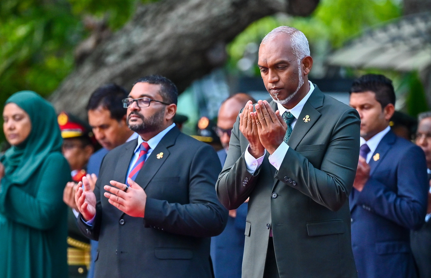 ނޮބެމްބަރު 3ގެ  ހަނދާނީ ބިނާގައި ދިދަ އާއި ގާޑް މައުންޓް ކުރުމަށް ބޭއްވި ރަސްމިއްޔާތުގައި ދުވަހާ ގުޅޭ ހާއްސަ ދުއާގައި ރައީސް މުއިއްޒާއި ޑިފެންސް މިނިސްޓަރު ޣައްސާން މައުމޫން ބައިވެރިވެވަޑައިގަންނަވަނީ.--- ފޮޓޯ: ފަޔާޒު މޫސާ | މިހާރު