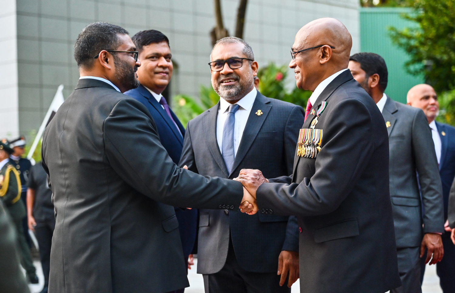 ނޮބެމްބަރު 3 ގެ ހަނދާނީ ބިނާގައި ދިދަ އާއި ގާޑް މައުންޓް ކުރުމަށް ބޭއްވި ރަސްމިއްޔާތަށް ފަހު، މިހާރުގެ ޑިފެންސް މިނިސްޓަރު ޣައްސާން މައުމޫނާއި ކުރީގެ ޑިފެންސް މިނިސްޓަރު އަދި ނޮވެމްބަރު 3 ގެ އެންމެ މުހިންމު އެއް ބަތަލު މޫސާ އަލީ ޖަލީލް ސަލާން ކުރައްވަނީ.--- ފޮޓޯ: ފަޔާޒު މޫސާ | މިހާރު