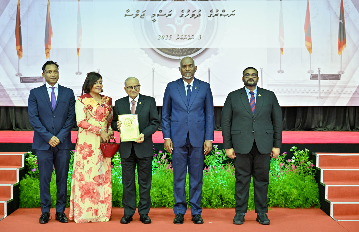 ނަސްރުގެ ދުވަހުގެ ހާއްސަ ޝަރަފުގެ އައްޑަނަ ކުރީގެ ރައީސް މައުމޫން އަބްދުއްގައްޔޫމަށް އެރުވުމަށް ފަހު އެމަނިކުފާނުގެ ބޭފުޅުން ރައީސް ޑރ. މުހައްމަދު މުއިއްޒުއާ އެކު ފޮޓޯއެއް ނަންގަވަނީ.-- ފޮޓޯ: ރައީސް އޮފީސް