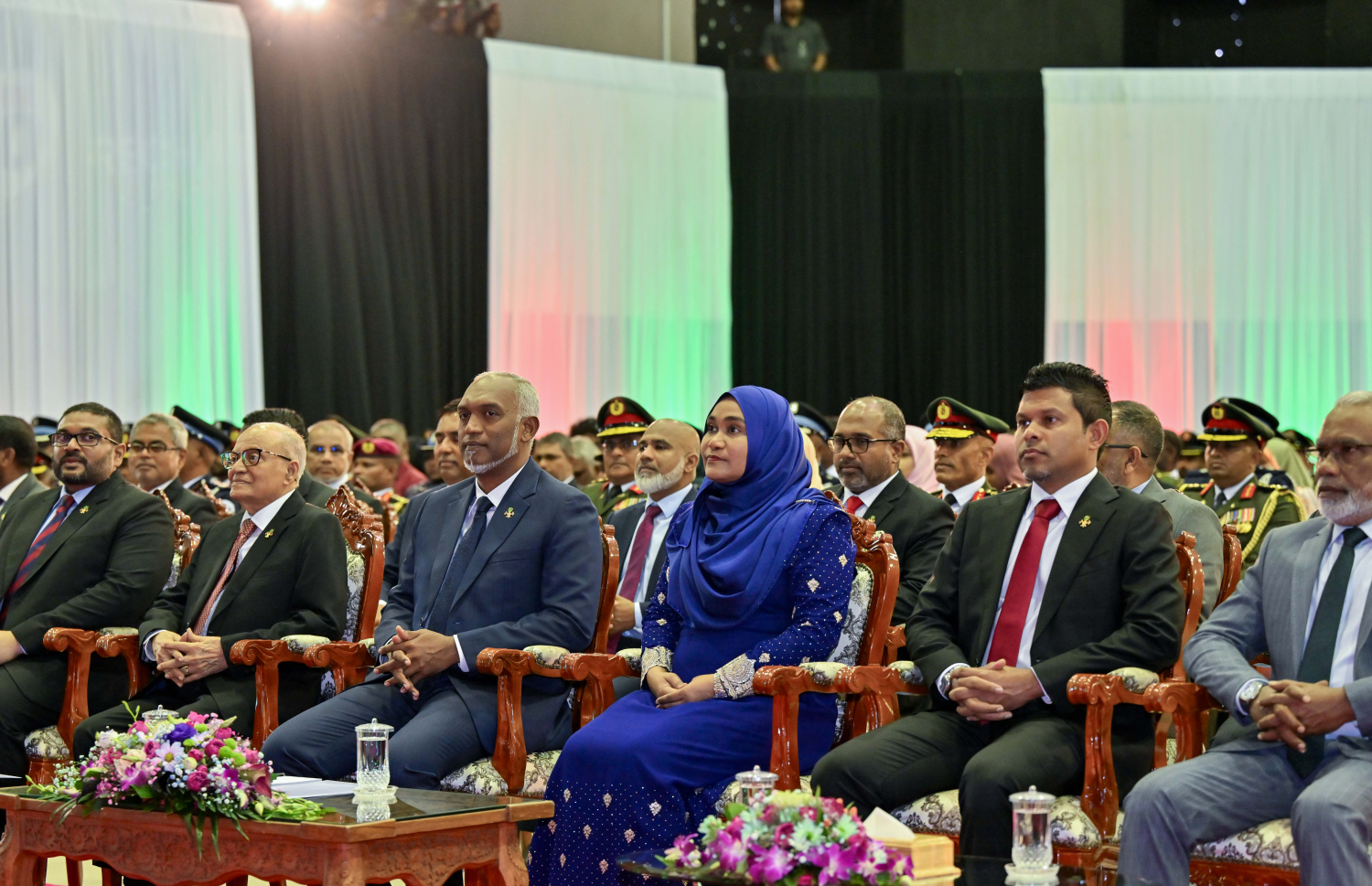 ނަސްރުގެ ދުވަސް ފާހަގަކުރަން މިއަދު ބޭއްވި ރަސްމީ ޖަލްސާގައި ރައީސްގެ ދެކަނބަލުންނާއި ނައިބު ރައީސް ބައިވެރިވެވަޑައިގަންނަވަނީ.-- ފޮޓޯ: ރައީސް އޮފީސް