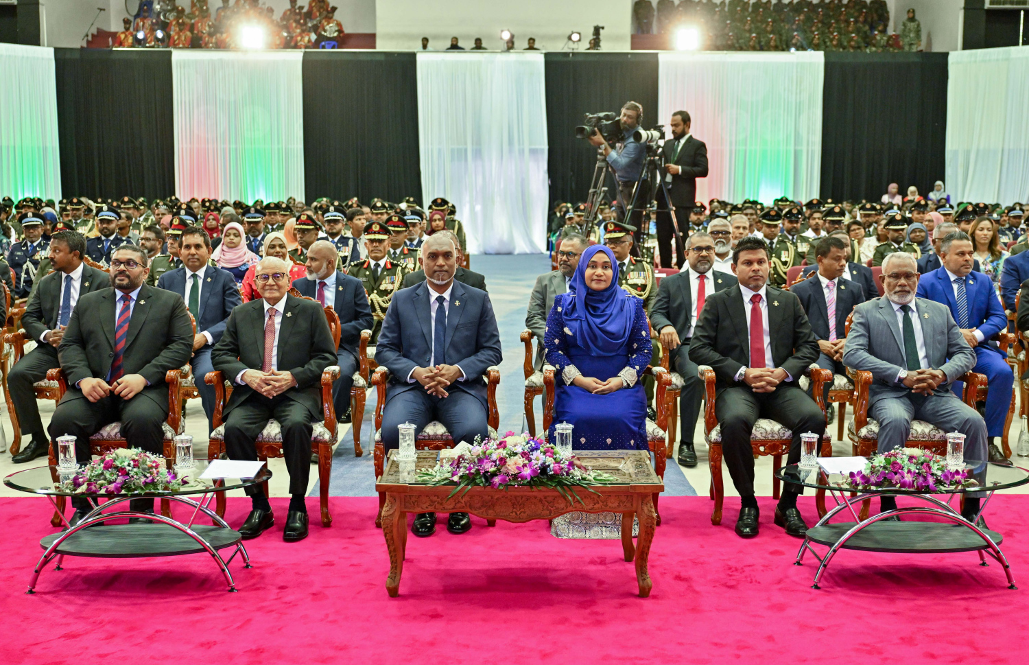 ނަސްރުގެ ދުވަސް ފާހަގަކުރަން މިއަދު ބޭއްވި ރަސްމީ ޖަލްސާގައި، ރައީސް ޑރ. މުއިއްޒުގެ ދެކަނބަލުންނާއި ނައިބު ރައީސް ހުސެއިން މުހައްމަދު ލަތީފު އަދި ސަރުކާރުގެ އިސްވެރިން ބައިވެރިވެވަޑައިގަންނަވަނީ-- ފޮޓޯ: ރައީސް އޮފީސް