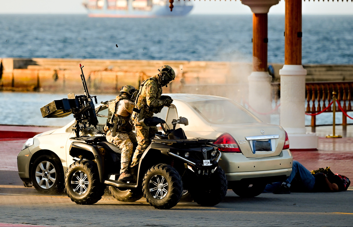 މި އަހަރުގެ ނަސްރުގެ ދުވަހާ ގުޅިގެން ޖުމްހޫރީ މައިދާނުގައި ދިވެހި ސިފައިން ދައްކާލި އަސްކަރީ ހުށަހެޅުމުގެ ތެރެއިން، "ދުޝްމަނުން" ގެ ވެހިކަލެއް ނައްތާލަނީ.--- ފޮޓޯ: ނިޝާން އަލީ | މިހާރު