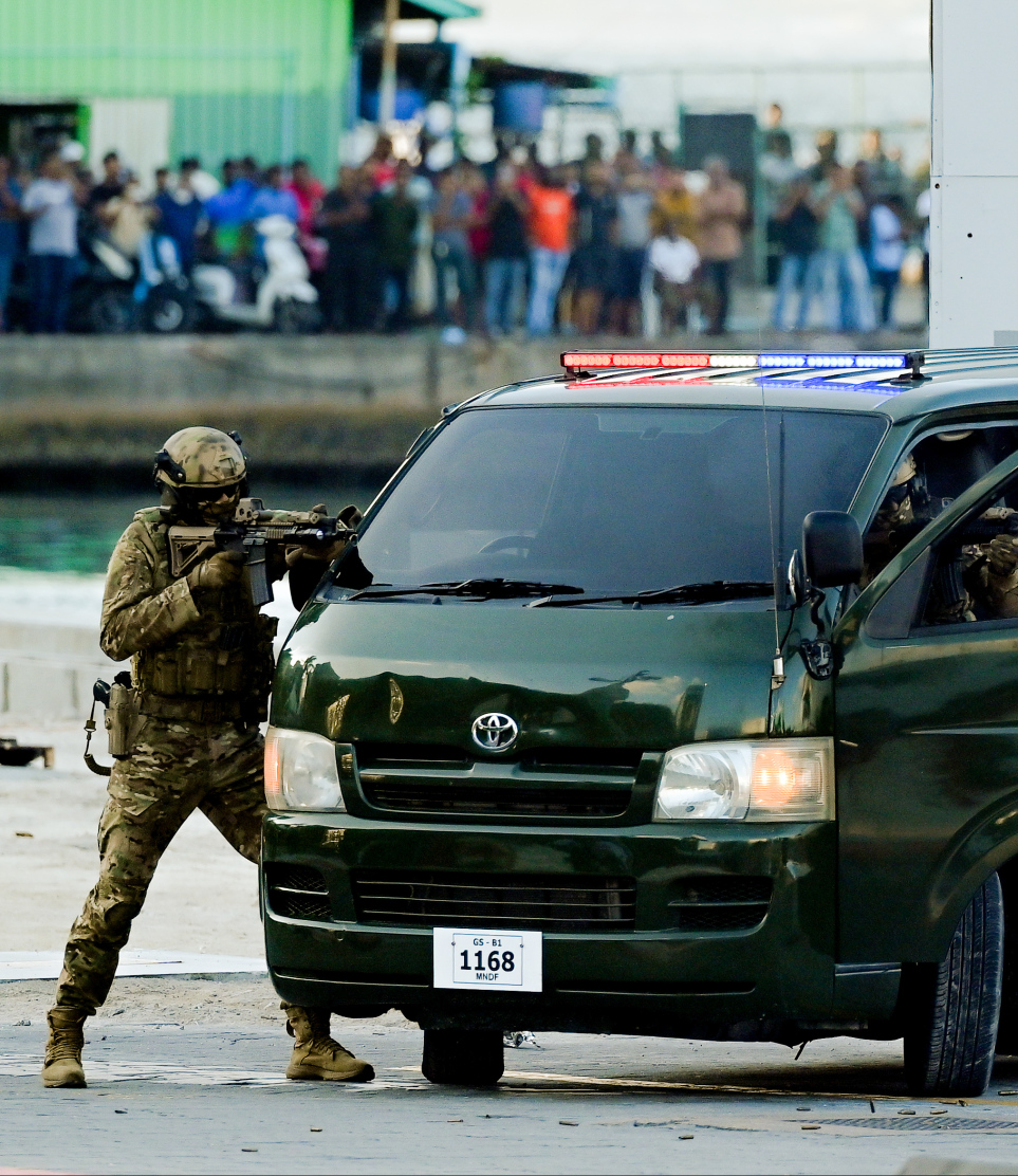 މި އަހަރުގެ ނަސްރުގެ ދުވަހާ ގުޅިގެން ޖުމްހޫރީ މައިދާނުގައި ދިވެހި ސިފައިން ދައްކާލި އަސްކަރީ ހުށަހެޅުމުގެ ތެރެއިން، "ދުޝްމަނުންނާ" ދެކޮޅަށް ހަތިޔާރުގެ ބޭނުންކުރަނީ.--- ފޮޓޯ: ނިޝާން އަލީ | މިހާރު