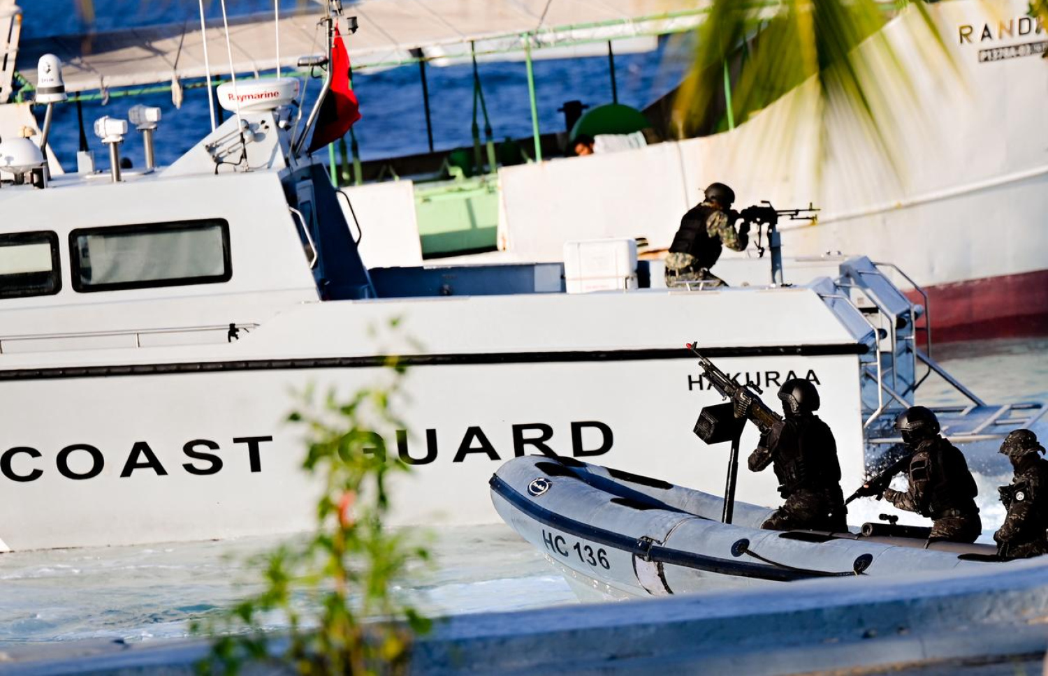 މިއަދު ފާހަގަކުރަމުން އަންނަ ނަސްރުގެ ދުވަހުގެ މުނާސަބަތުގައި ޖުމްހޫރީ މައިދާނުގައި ބޭއްވި ހާއްސަ ހަރަކާތުގައި "ދުޝްމަނުންނާ" ދެކޮޅަށް ސިފައިން ހަތިޔާރުގެ ބޭނުންކުރަނީ.---ފޮޓޯ: ނިޝާން އަލީ| މިހާރު