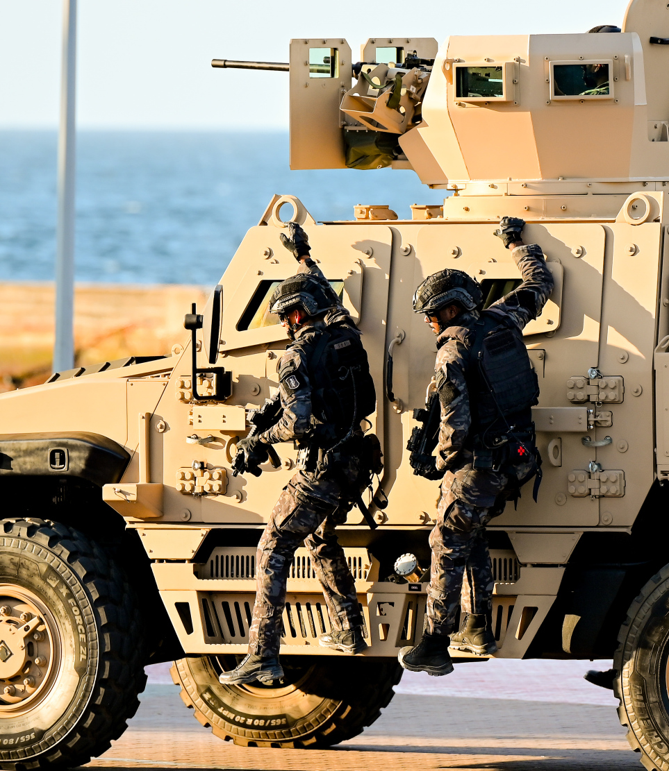 މި އަހަރުގެ ނަސްރުގެ ދުވަހާ ގުޅިގެން ޖުމްހޫރީ މައިދާނުގައި ދިވެހި ސިފައިން ދައްކާލި އަސްކަރީ ހުށަހެޅުމުގެ ތެރެއިން، އާމަޑް ވެހިކަލެއްގައި ހަތިޔާރާ އެކު ދަނީ.--- ފޮޓޯ: ނިޝާން އަލީ | މިހާރު