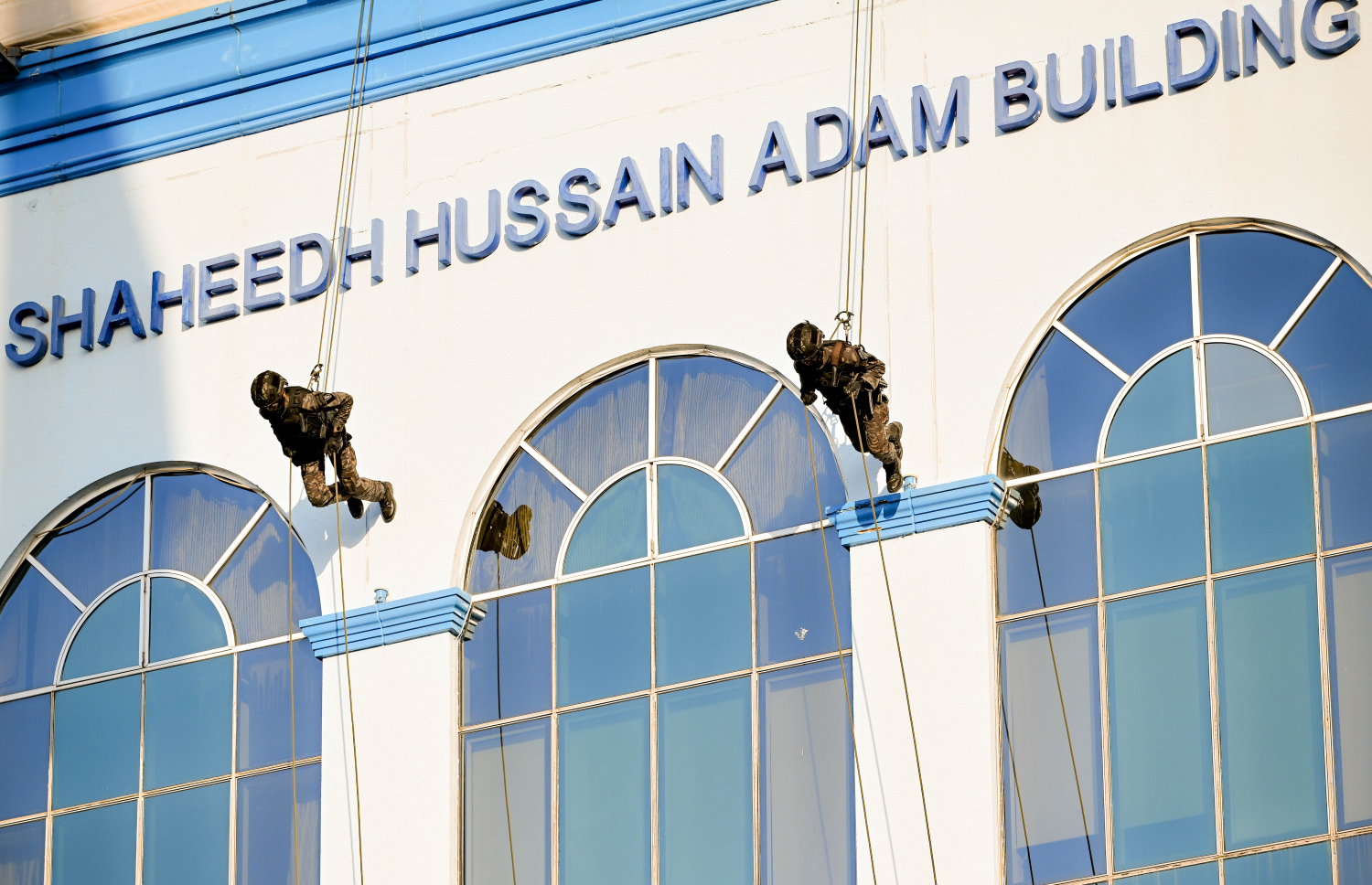 ނަސްރުގެ ދުވަހުގެ މުނާސަބާގައި ސިފައިން އަސްކަރީ ހަރަކާތްތައް ދައްކައިލަނީ..--- ފޮޓޯ: ނިޝާން އަލީ | މިހާރު