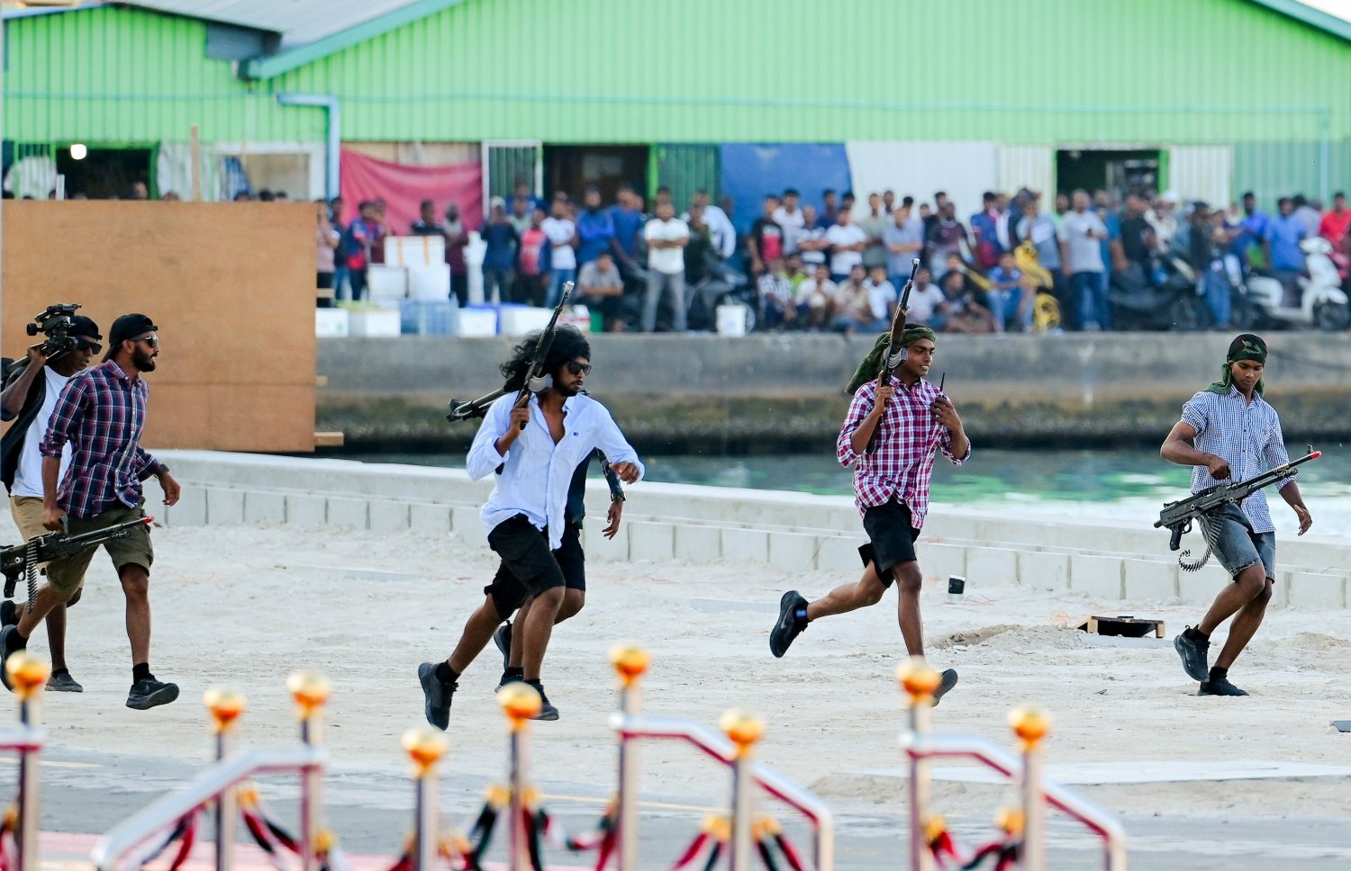 މި އަހަރުގެ ނަސްރުގެ ދުވަހާ ގުޅިގެން ޖުމްހޫރީ މައިދާނުގައި ދިވެހި ސިފައިން ދައްކާލި އަސްކަރީ ހުށަހެޅުމުގެ ތެރެއިން، "ދުޝްމަނުން" ސިފައިންނަށް ފިލަން ދުވަނީ.--- ފޮޓޯ: ނިޝާން އަލީ | މިހާރު