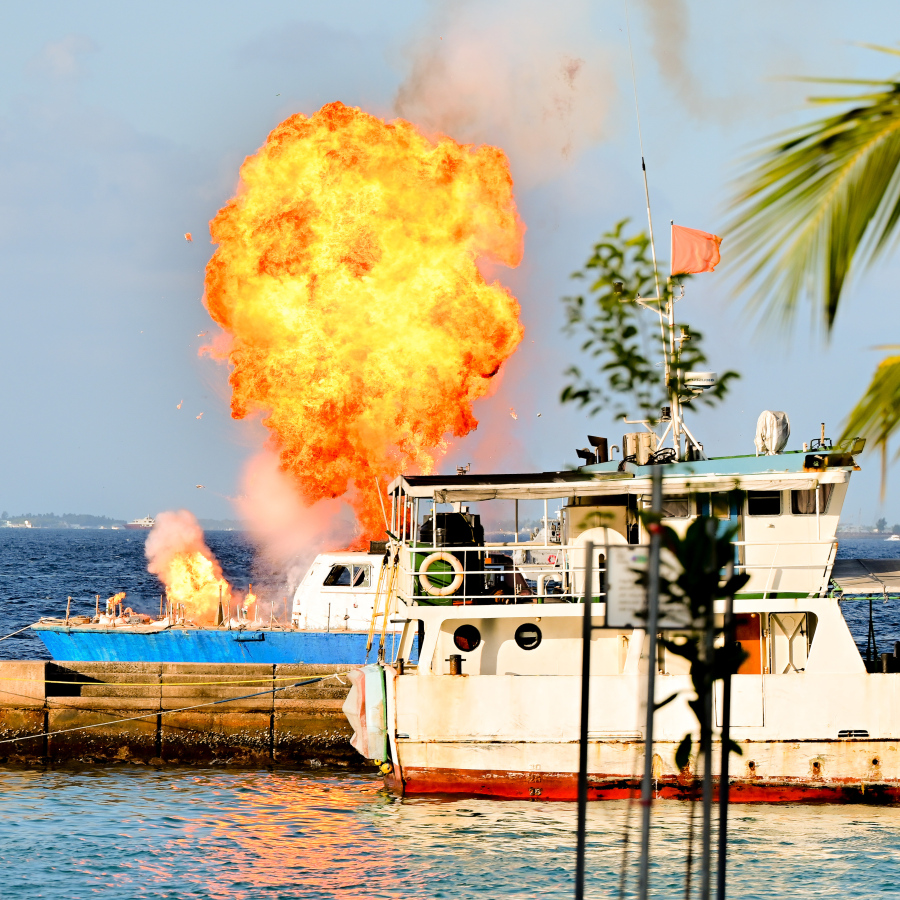 މި އަހަރުގެ ނަސްރުގެ ދުވަހާ ގުޅިގެން ޖުމްހޫރީ މައިދާނުގައި ދިވެހި ސިފައިން ދައްކާލި އަސްކަރީ ހުށަހެޅުމުގެ ތެރެއިން، "ދުޝްމަނުން" ގެ ބޯޓެއް ގޮއްވާލަނީ.--- ފޮޓޯ: ނިޝާން އަލީ | މިހާރު