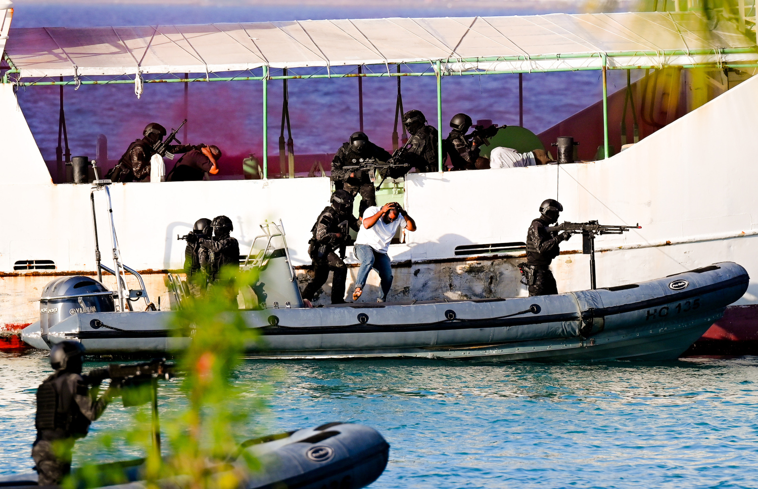 މި އަހަރުގެ ނަސްރުގެ ދުވަހާ ގުޅިގެން ޖުމްހޫރީ މައިދާނުގައި ދިވެހި ސިފައިން ދައްކާލި އަސްކަރީ ހުށަހެޅުމުގެ ތެރެއިން، "ދުޝްމަނުންނާ" ދެކޮޅަށް ހަތިޔާރުގެ ބޭނުންކުރަނީ.--- ފޮޓޯ: ނިޝާން އަލީ | މިހާރު