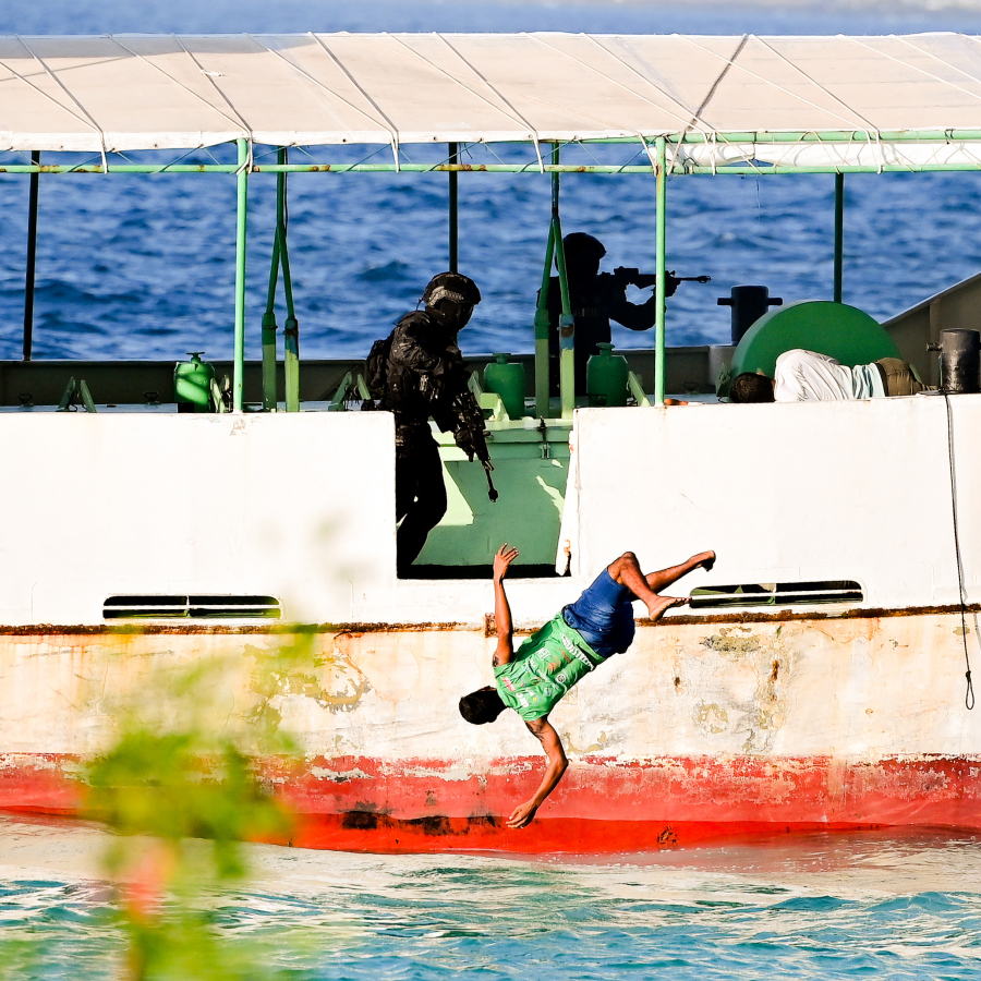 މި އަހަރުގެ ނަސްރުގެ ދުވަހާ ގުޅިގެން ޖުމްހޫރީ މައިދާނުގައި ދިވެހި ސިފައިން ދައްކާލި އަސްކަރީ ހުށަހެޅުމުގެ ތެރެއިން، "ދުޝްމަނުންނާ" ދެކޮޅަށް ސިފައިންގެ މީހަކު ހަރަކާތްތެރިވަނީ.--- ފޮޓޯ: ނިޝާން އަލީ | މިހާރު