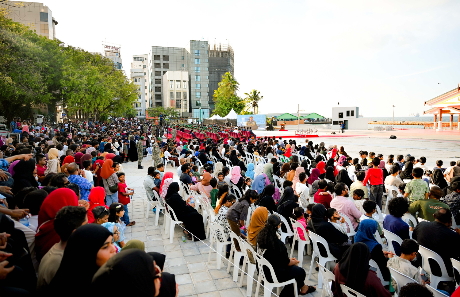 މި އަހަރުގެ ނަސްރުގެ ދުވަހާ ގުޅިގެން ޖުމްހޫރީ މައިދާނުގައި ދިވެހި ސިފައިން ދައްކާލި އަސްކަރީ ހުށަހެޅުން ބަލަން ޖަމާވި ބައެއް މީހުން.--- ފޮޓޯ: ނިޝާން އަލީ | މިހާރު