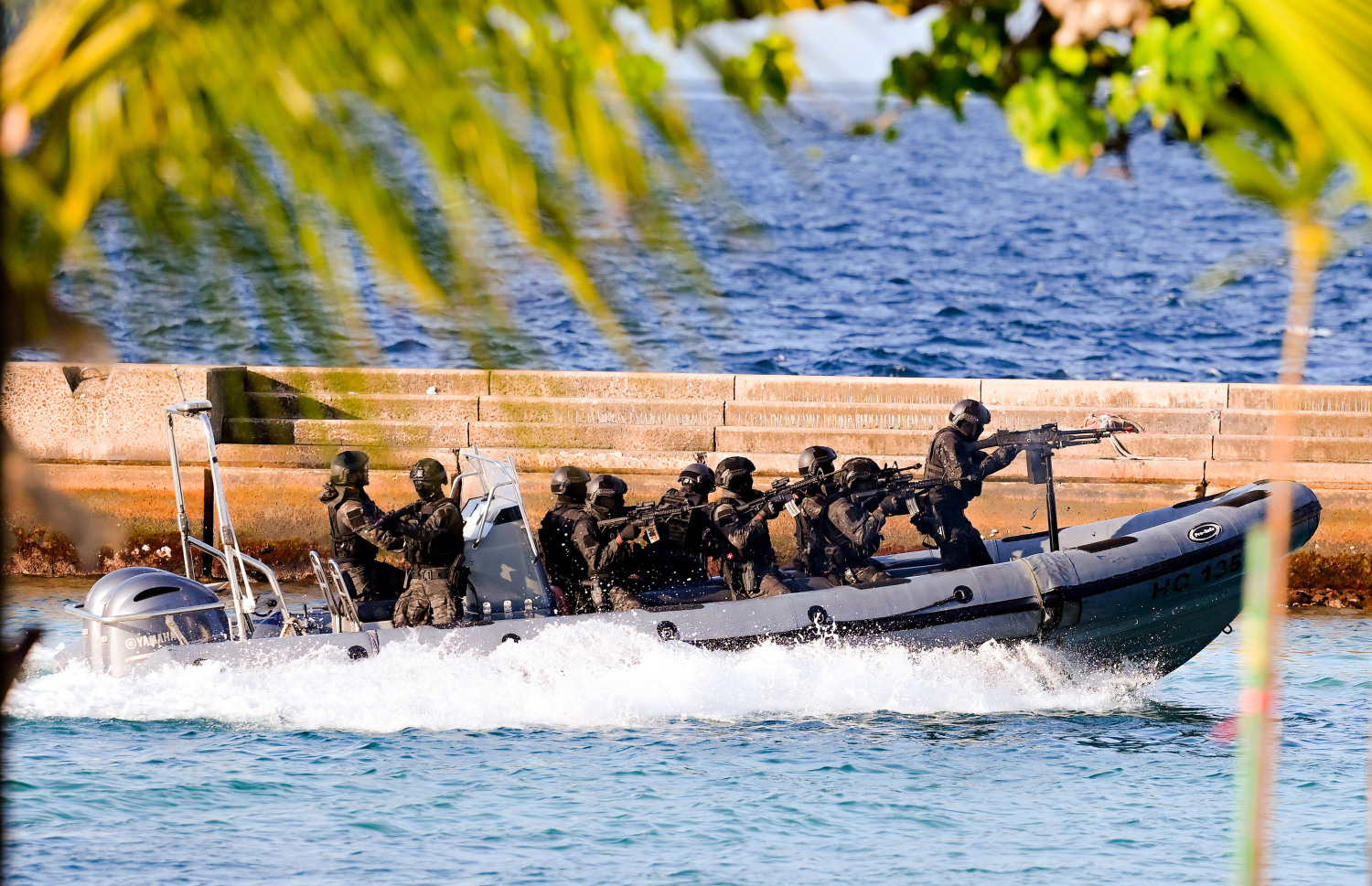 މި އަހަރުގެ ނަސްރުގެ ދުވަހާ ގުޅިގެން ޖުމްހޫރީ މައިދާނުގައި ދިވެހި ސިފައިން ދައްކާލި އަސްކަރީ ހުށަހެޅުމުގެ ތެރެއިން، "ދުޝްމަނުންނާ" ދެކޮޅަށް ހަތިޔާރުގެ ބޭނުންކުރަނީ.--- ފޮޓޯ: ނިޝާން އަލީ | މިހާރު