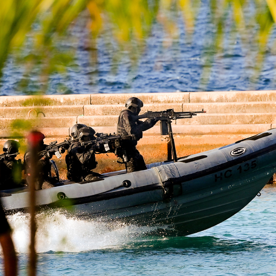 މިއަދު ފާހަގަކުރަމުން އަންނަ ނަސްރުގެ ދުވަހުގެ މުނާސަބަތުގައި ޖުމްހޫރީ މައިދާނުގައި ބޭއްވި ހާއްސަ ހަރަކާތުގައި "ދުޝްމަނުންނާ" ދެކޮޅަށް ސިފައިން ހަތިޔާރުގެ ބޭނުންކުރަނީ.---ފޮޓޯ: ނިޝާން އަލީ| މިހާރު