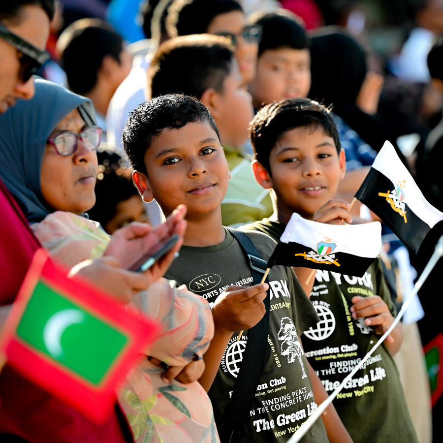 މި އަހަރުގެ ނަސްރުގެ ދުވަހާ ގުޅިގެން ޖުމްހޫރީ މައިދާނުގައި ދިވެހި ސިފައިން ދައްކާލި އަސްކަރީ ހުށަހެޅުން ބަލަން ޖަމާވި ބައެއް ކުޑަކުދިން.--- ފޮޓޯ: ނިޝާން އަލީ | މިހާރު