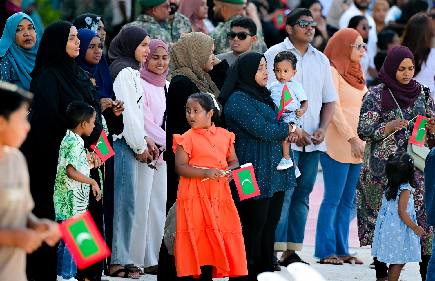 މި އަހަރުގެ ނަސްރުގެ ދުވަހާ ގުޅިގެން ޖުމްހޫރީ މައިދާނުގައި ދިވެހި ސިފައިން ދައްކާލި އަސްކަރީ ހުށަހެޅުން ބަލަން ޖަމާވި ބައެއް މީހުން.--- ފޮޓޯ: ނިޝާން އަލީ | މިހާރު
