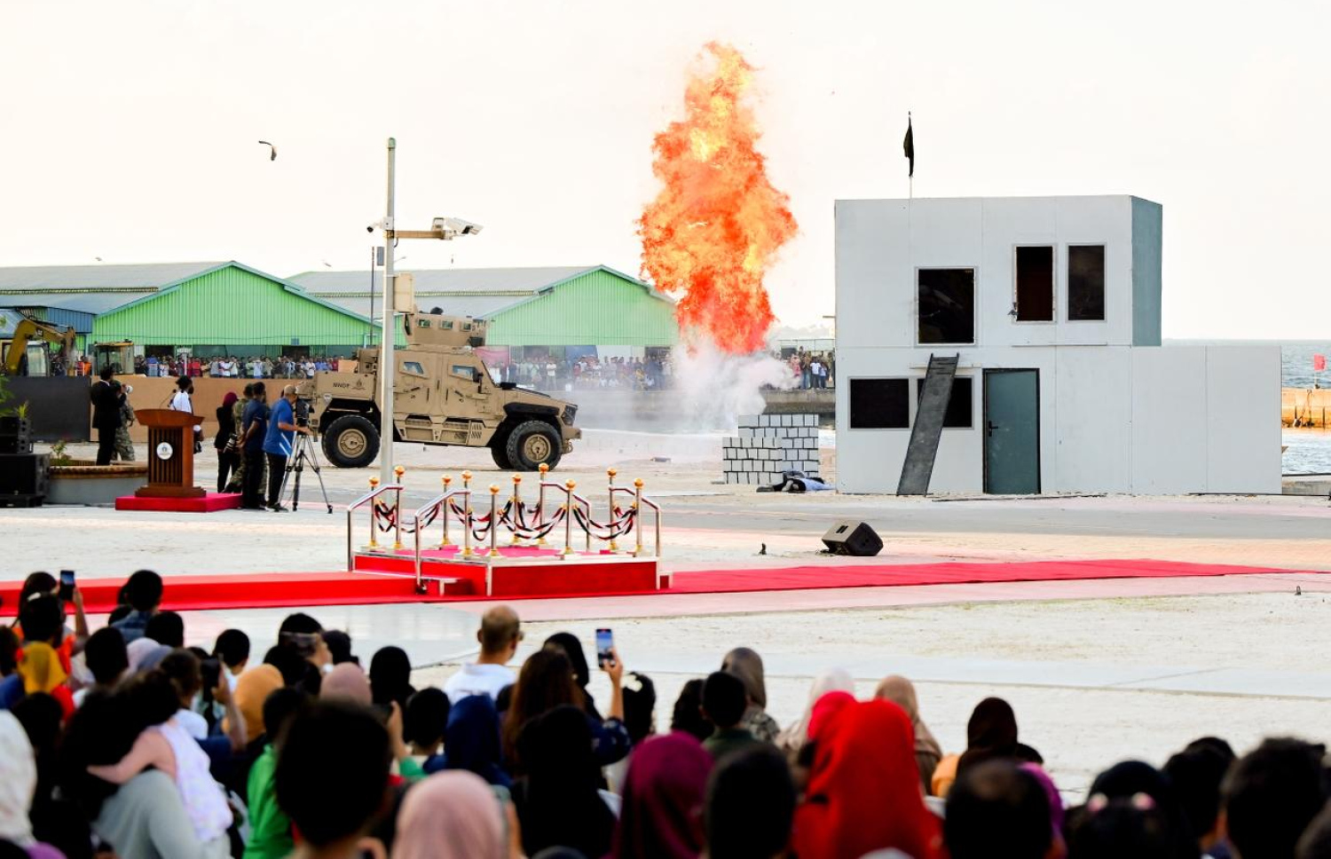 މި އަހަރުގެ ނަސްރުގެ ދުވަހާ ގުޅިގެން ޖުމްހޫރީ މައިދާނުގައި ދިވެހި ސިފައިން ދައްކާލި އަސްކަރީ ހުށަހެޅުމުގެ ތެރެއިން، "ދުޝްމަނުންނާ" ދެކޮޅަށް ހަތިޔާރުގެ ބޭނުންކުރަނީ.--- ފޮޓޯ: ނިޝާން އަލީ | މިހާރު