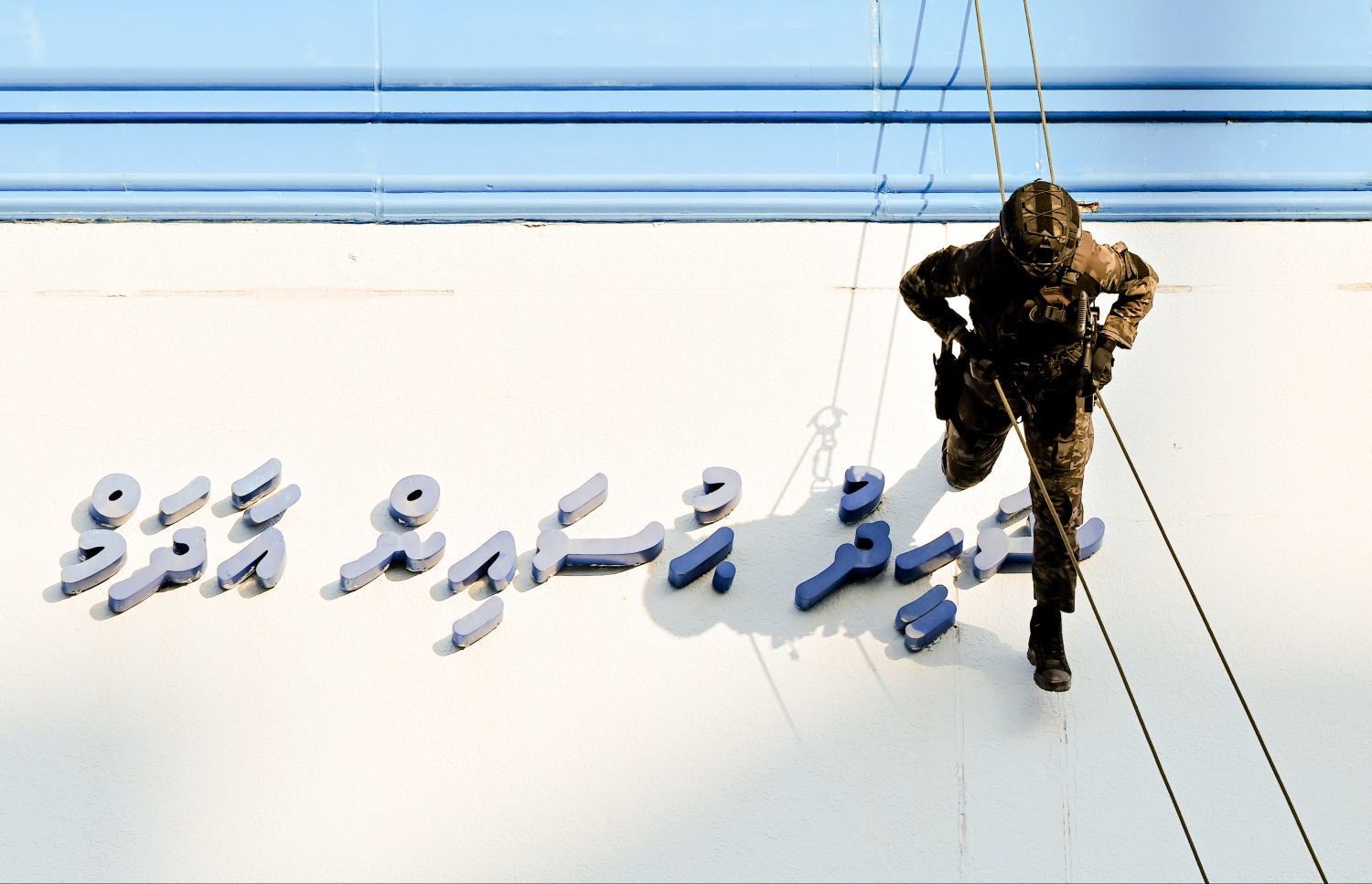 ނަސްރުގެ ދުވަހުގެ މުނާސަބާގައި ސިފައިން ދައްކާލި އަސްކަރީ ހުނަރުގެ ތެރެއިން، ޝަހީދު ހުސައިން އާދަމް ބިލްޑިންގުގެ މަތިން ފައިބަނީ.---ފޮޓޯ: ނިޝާން އަލީ| މިހާރު