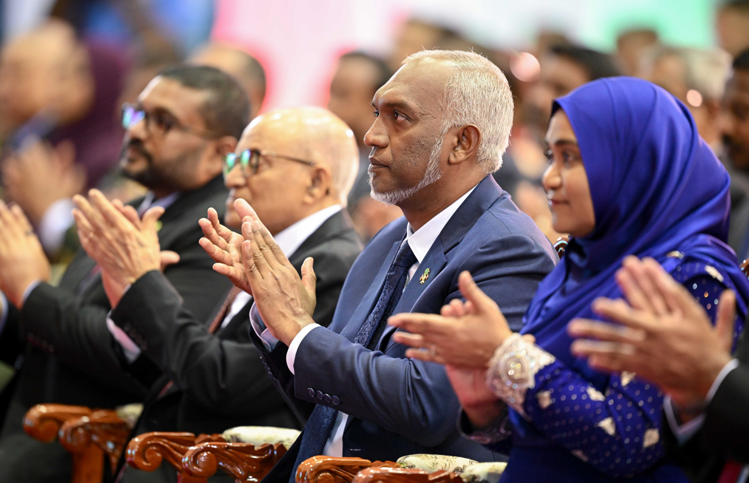 މި އަހަރުގެ ނަސްރުގެ ދުވަސް ފާހަގަކުރަން މިއަދު ބޭއްވި ރަސްމީ ޖަލްސާގައި ރައީސް އަދި ސިފައިންގެ އެންމެ މަތީވެރިޔާ ޑރ. މުހައްމަދު މުއިއްޒާއި އެ މަނިކުފާނުގެ އަނބިކަނބަލުން ފަސްޓް ލޭޑީ ސާޖިދާ މުހައްމަދު ބައިވެރިވެވަޑައިގަންނަވަނީ.--- ފޮޓޯ: ރައީސް އޮފީސް